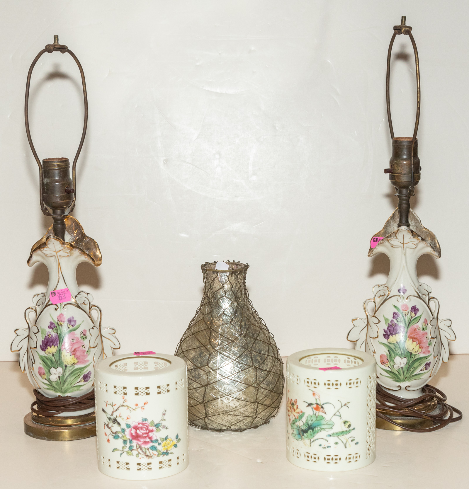FIVE ASSORTED DECORATIVE OBJECTS 2ea80f