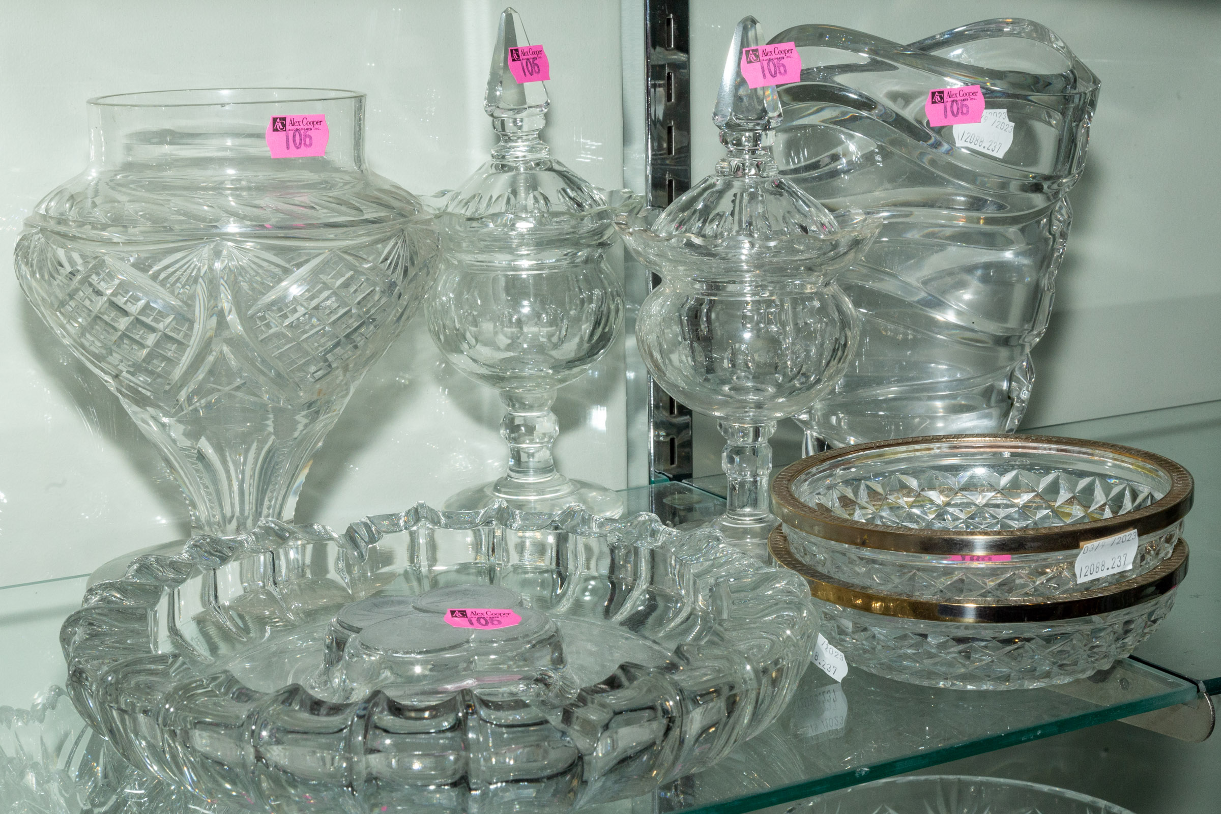 SEVEN PIECES OF ASSORTED GLASS