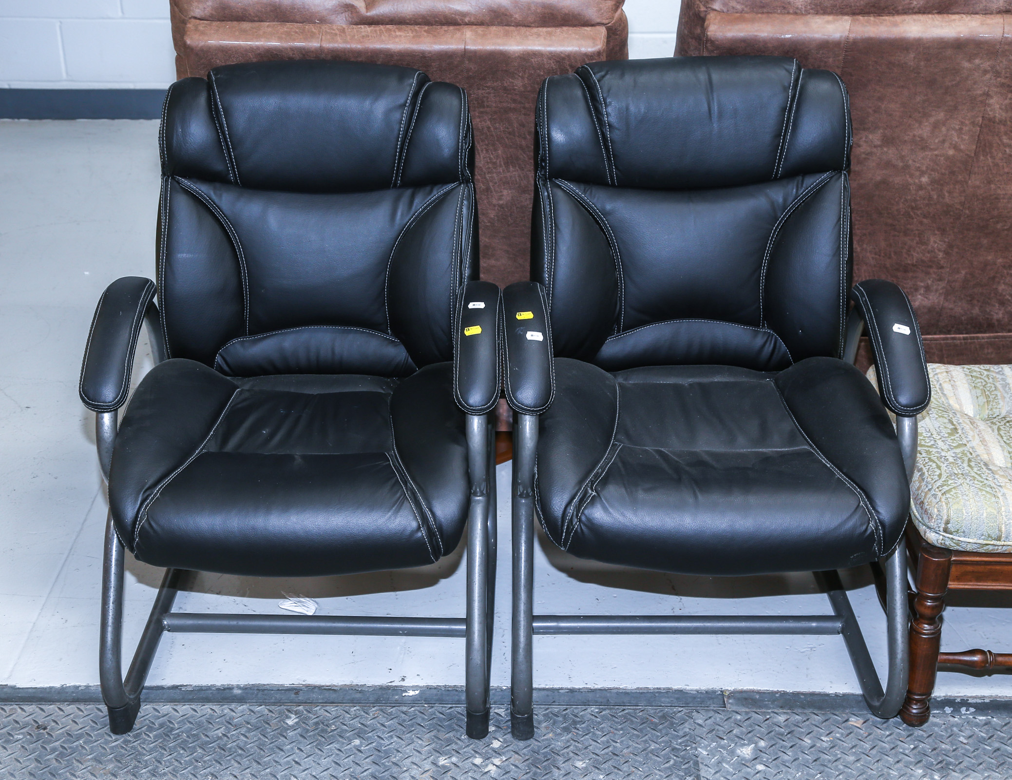 A PAIR OF MODERN STYLE ARMCHAIRS 2ea915