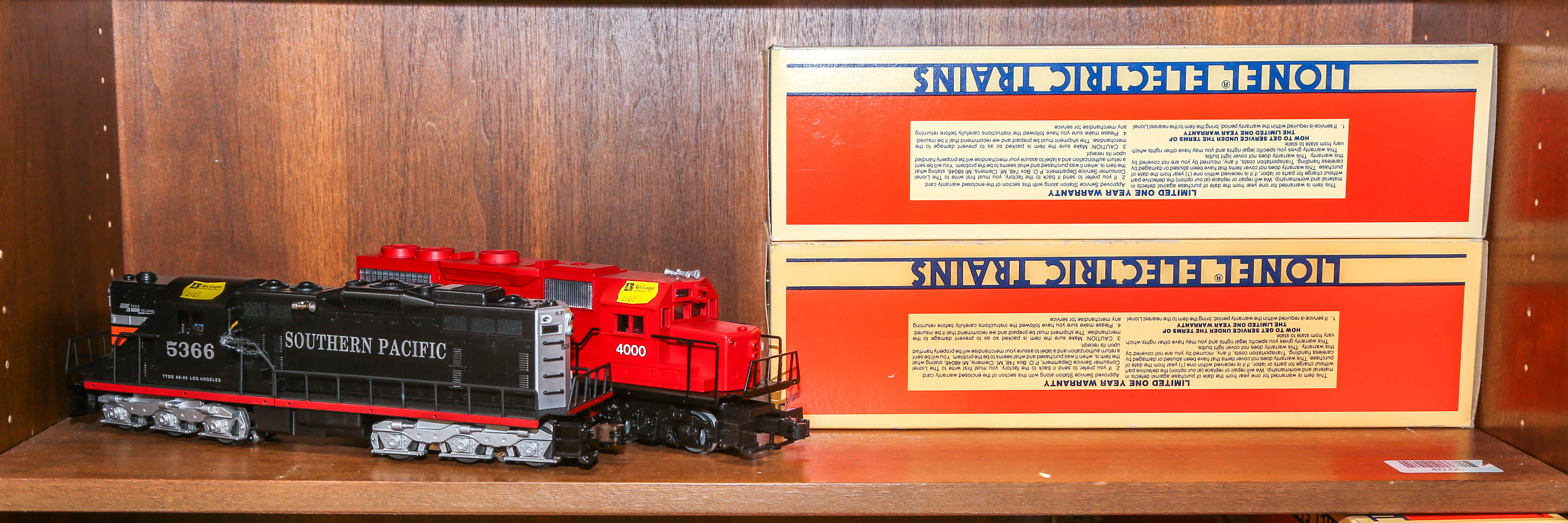 TWO LIONEL O GAUGE LOCOMOTIVES 2ea967