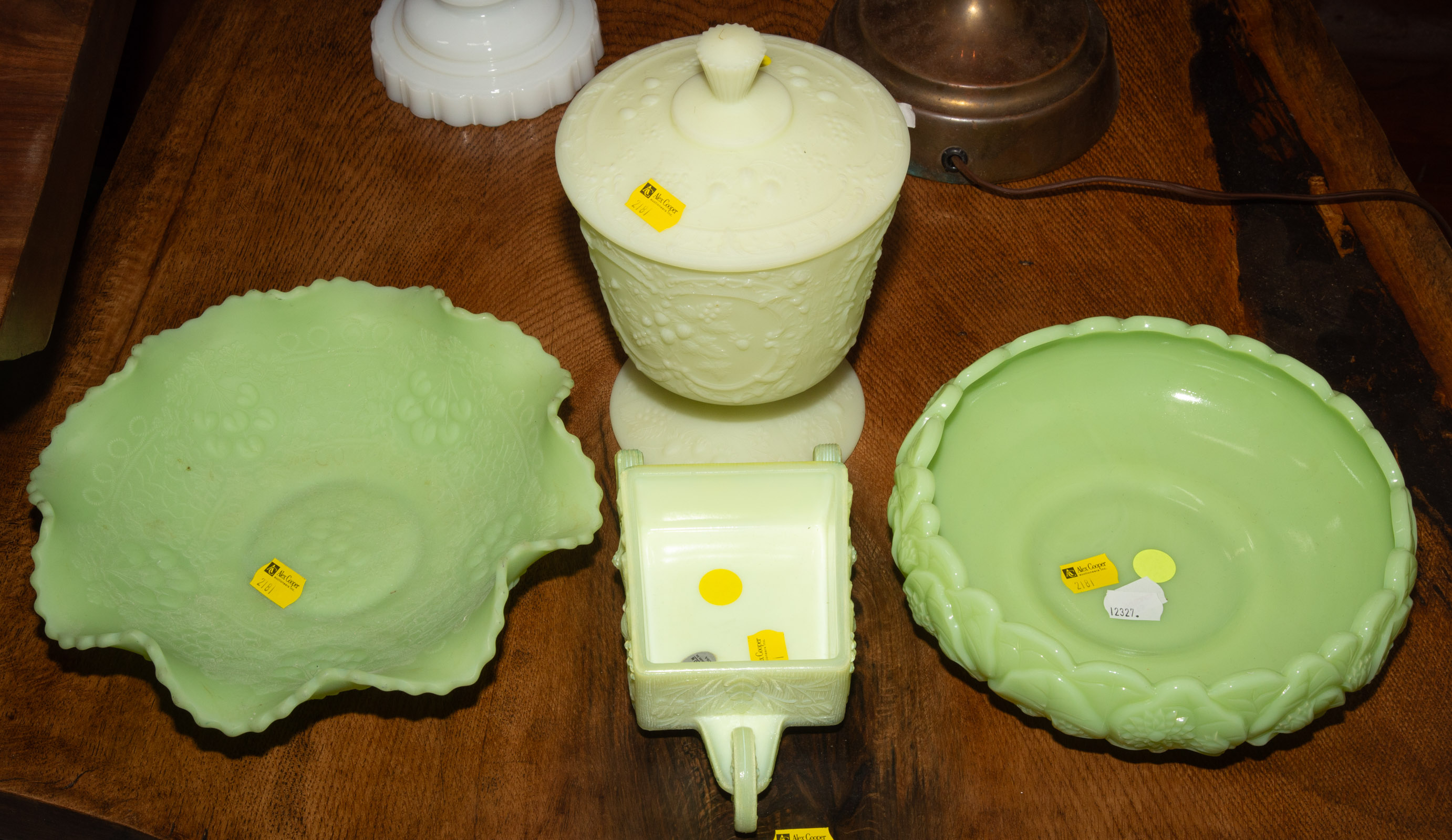 GROUP OF YELLOW OR PALE GREEN FENTON 2ea9a3