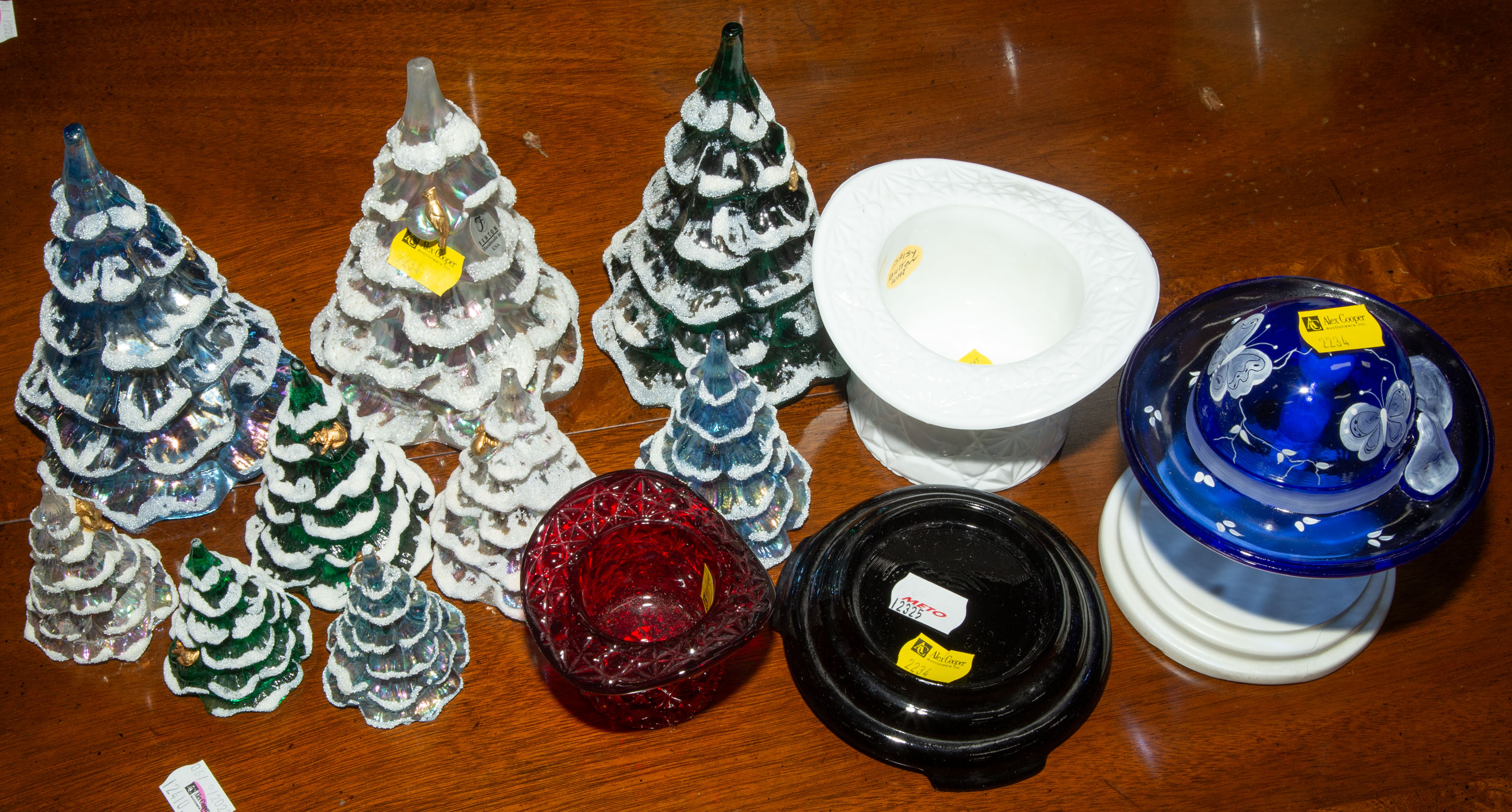 SELECTION OF FENTON ART GLASS DECORATIONS