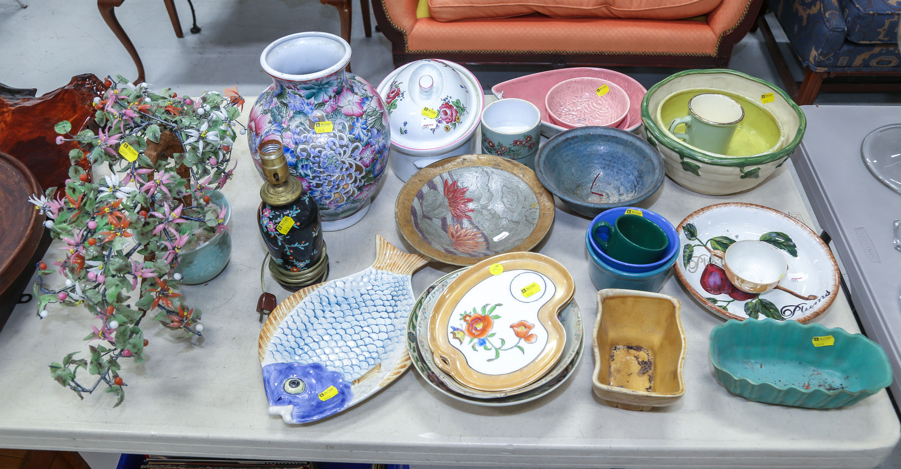 ASSORTMENT DECORATIVE CERAMICS