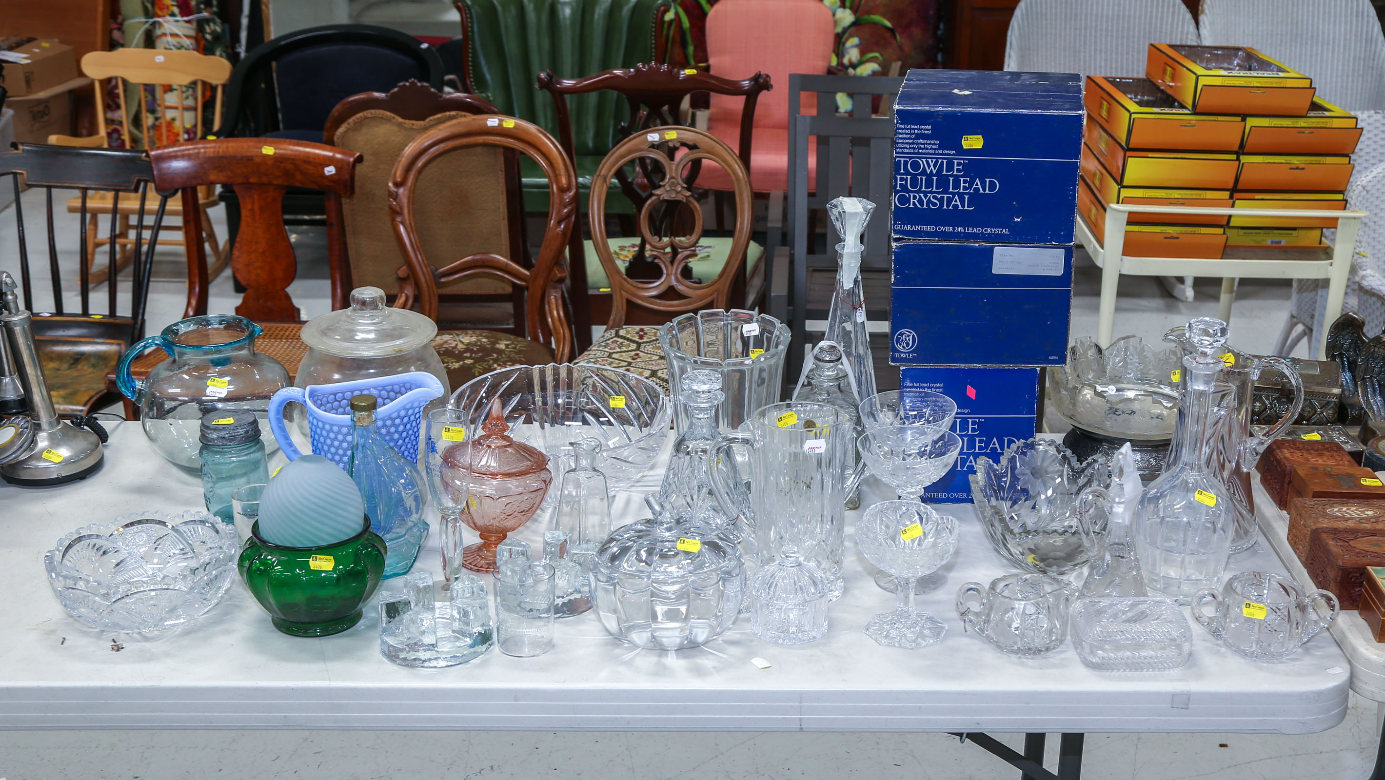 LARGE GROUP OF DECORATIVE GLASSWARE 2eaa7e