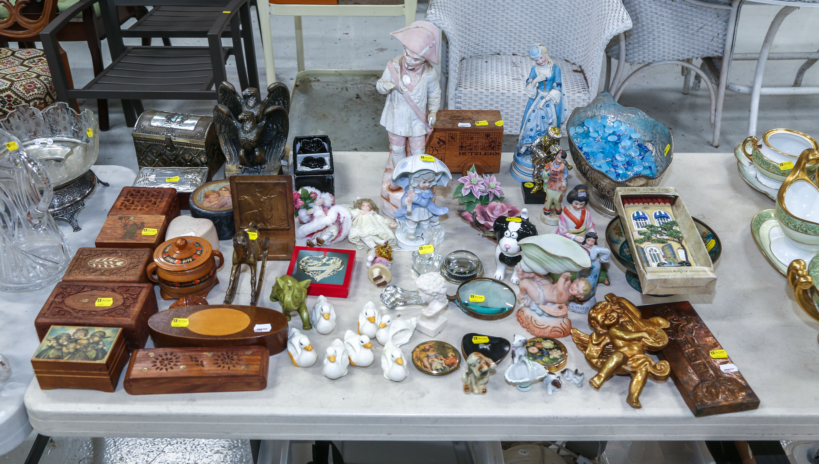 ASSORTMENT OF DECORATIVE ITEMS