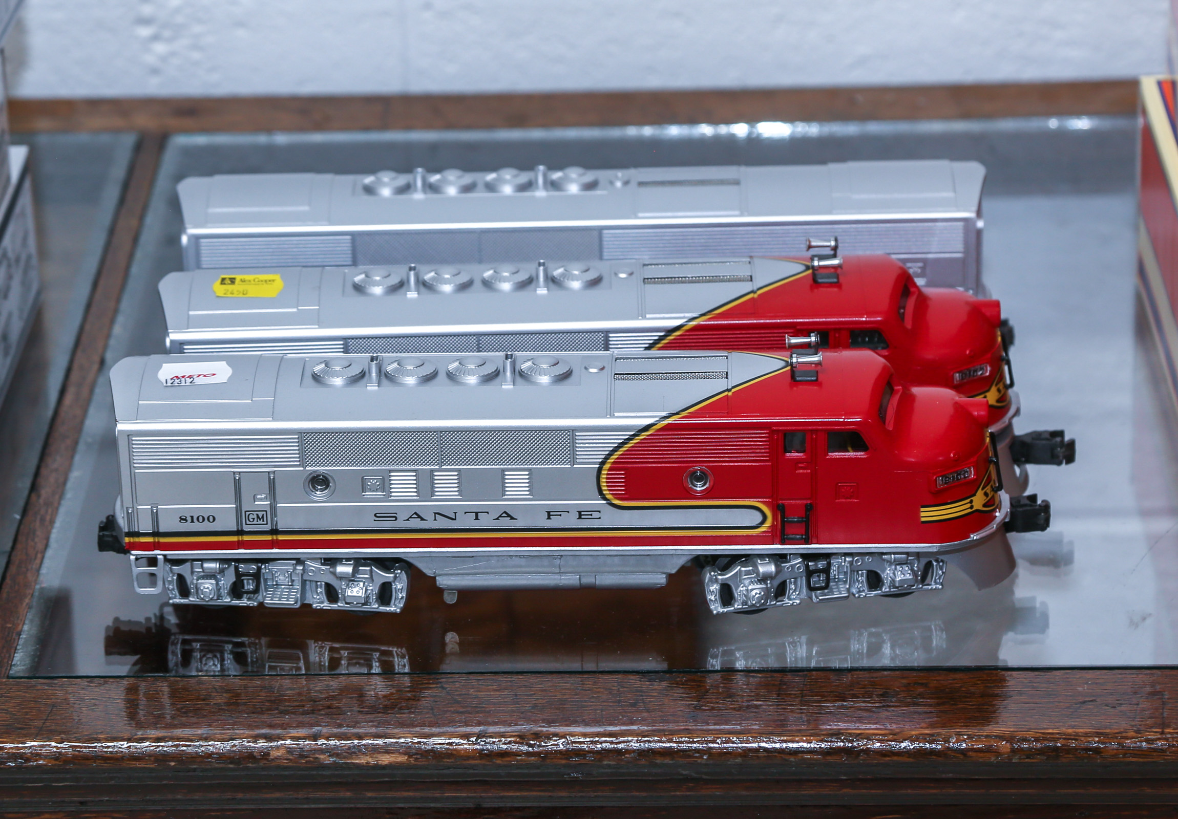 TWO LIONEL O GAUGE LOCOMOTIVES 2eaaa9