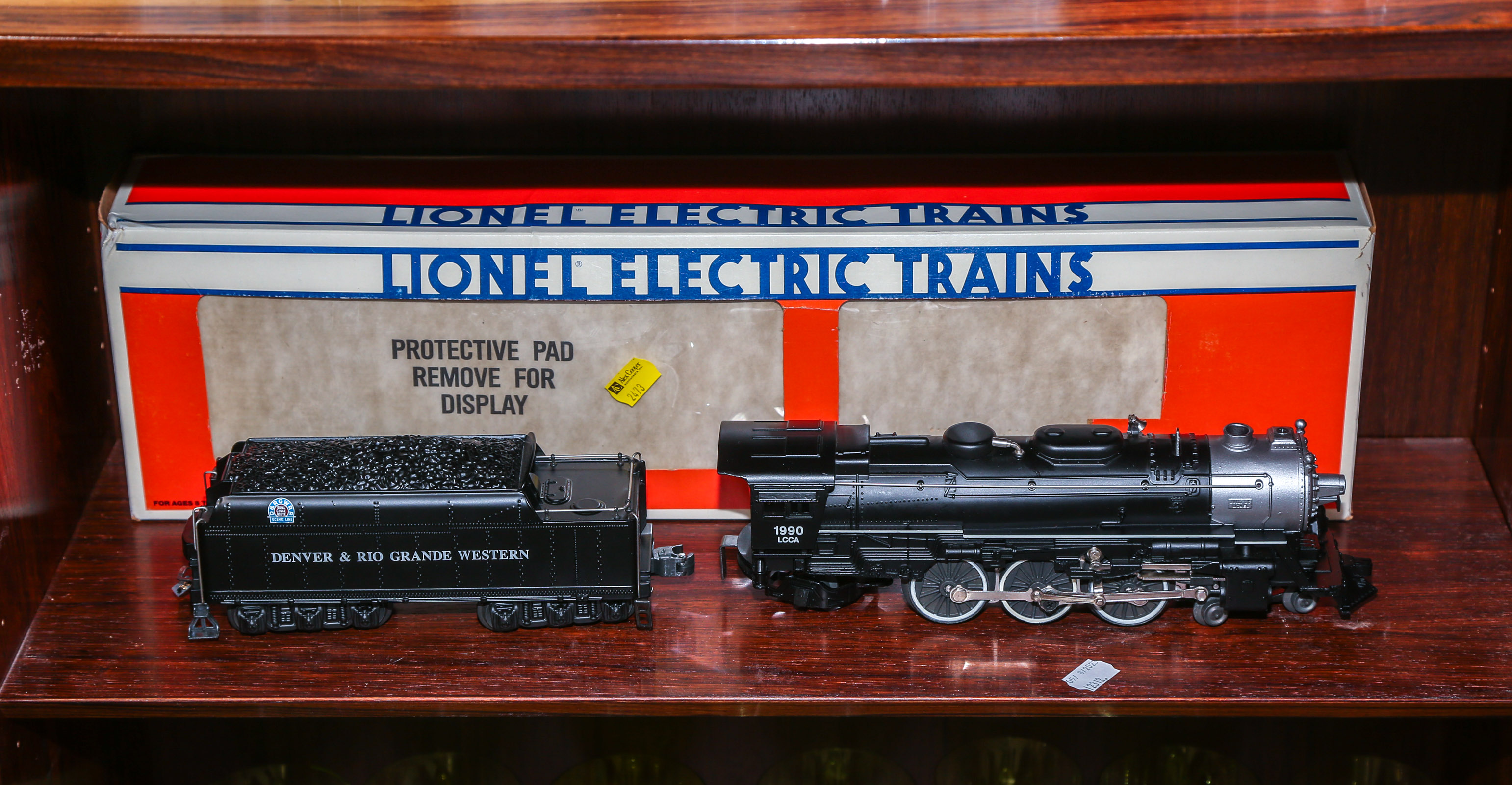 LIONEL "O" GAUGE LOCOMOTIVE & TENDER