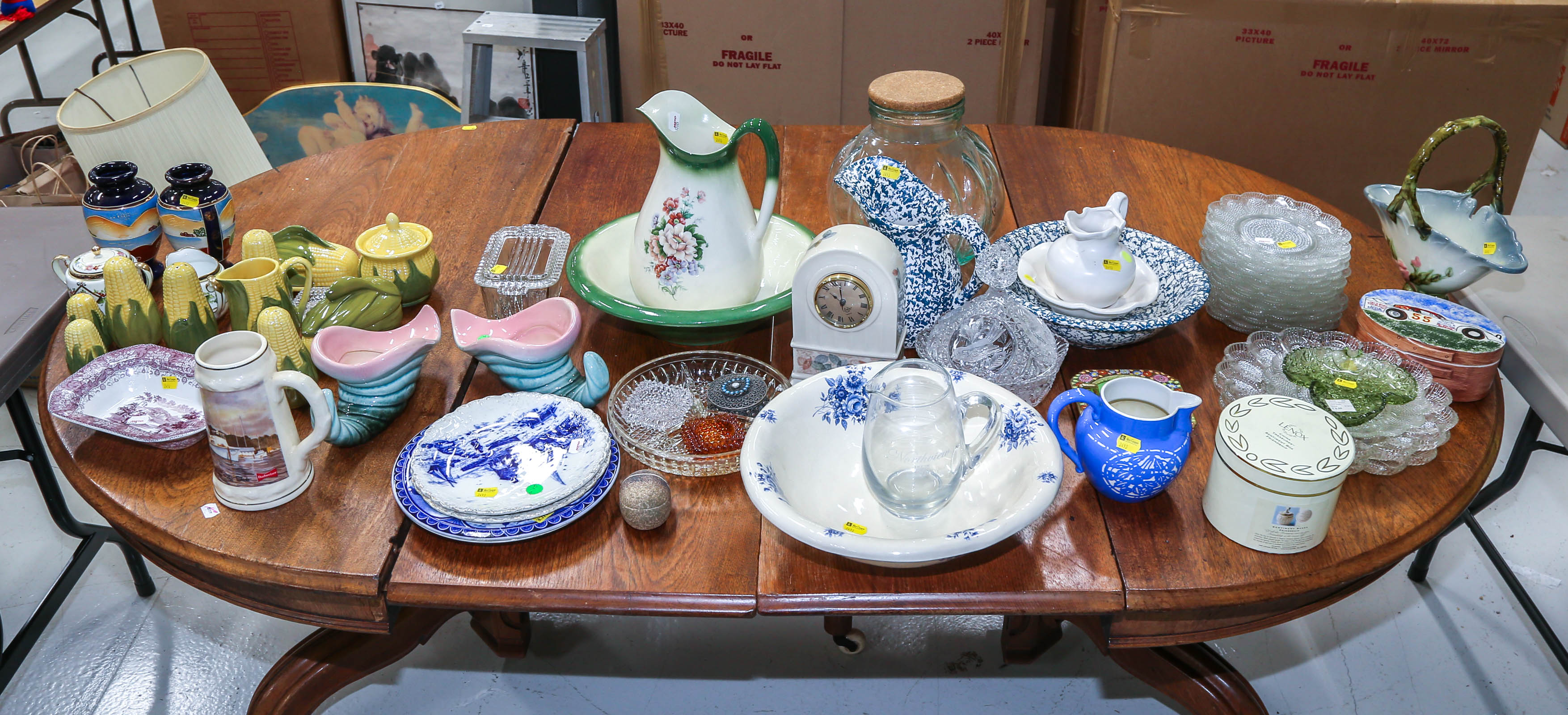LARGE ASSORTMENT OF POTTERY & GLASS