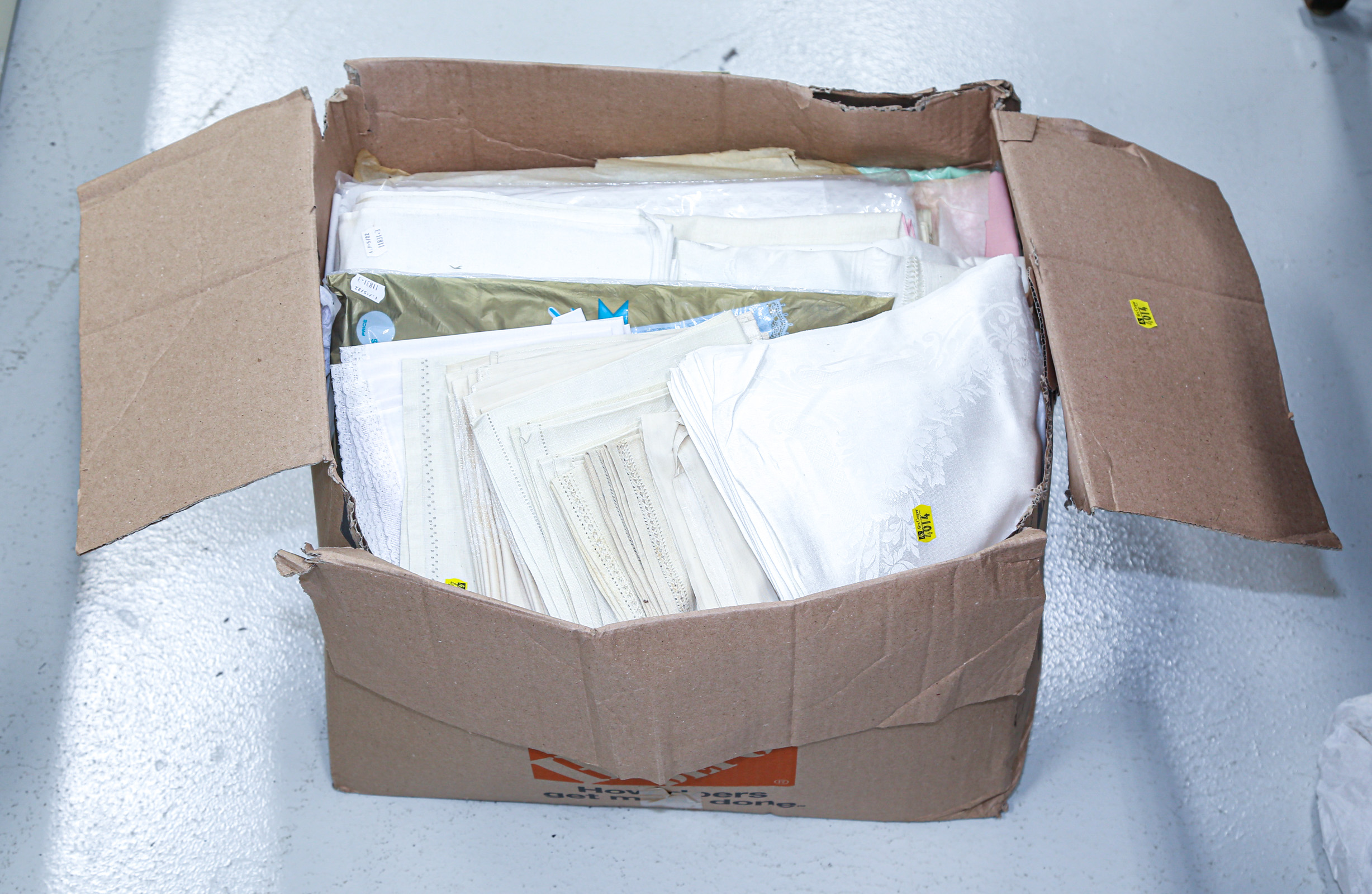 BOX OF ASSORTED VINTAGE TABLE LINENS