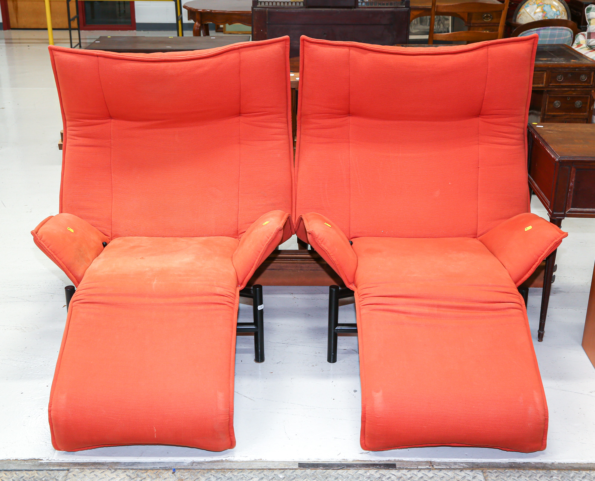 A PAIR OF MODERN STYLE LOUNGE CHAIRS
