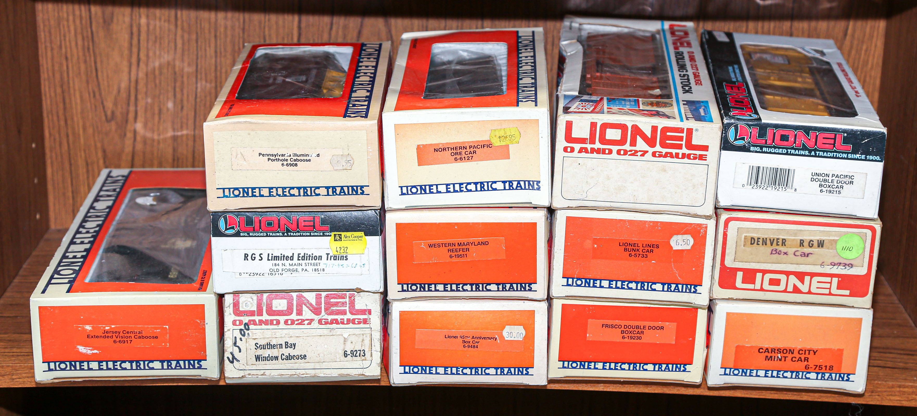 13 BOXED LIONEL TRAIN CARS  2e8c06