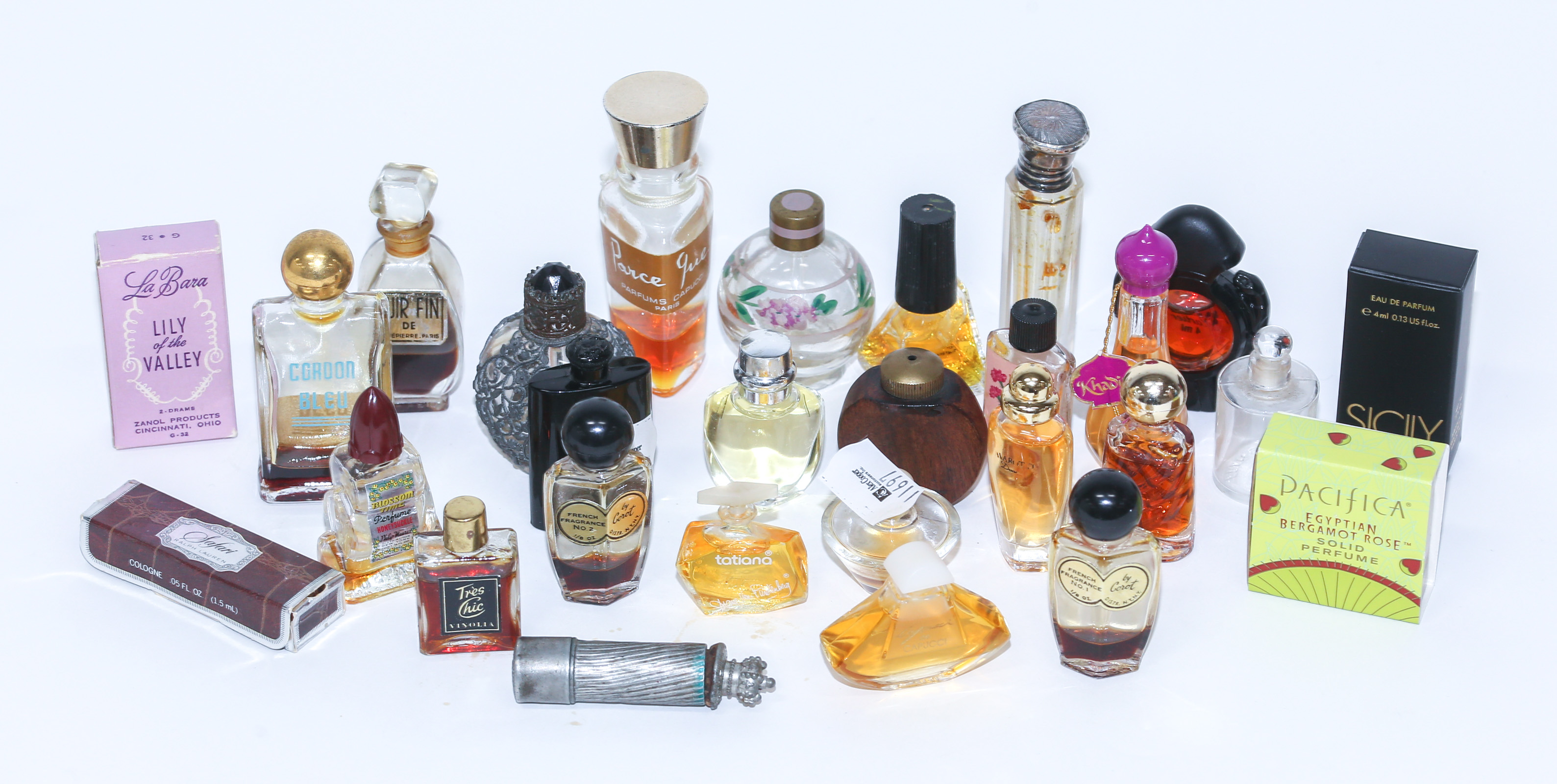 A LARGE ASSORTMENT OF PERFUME BOTTLES