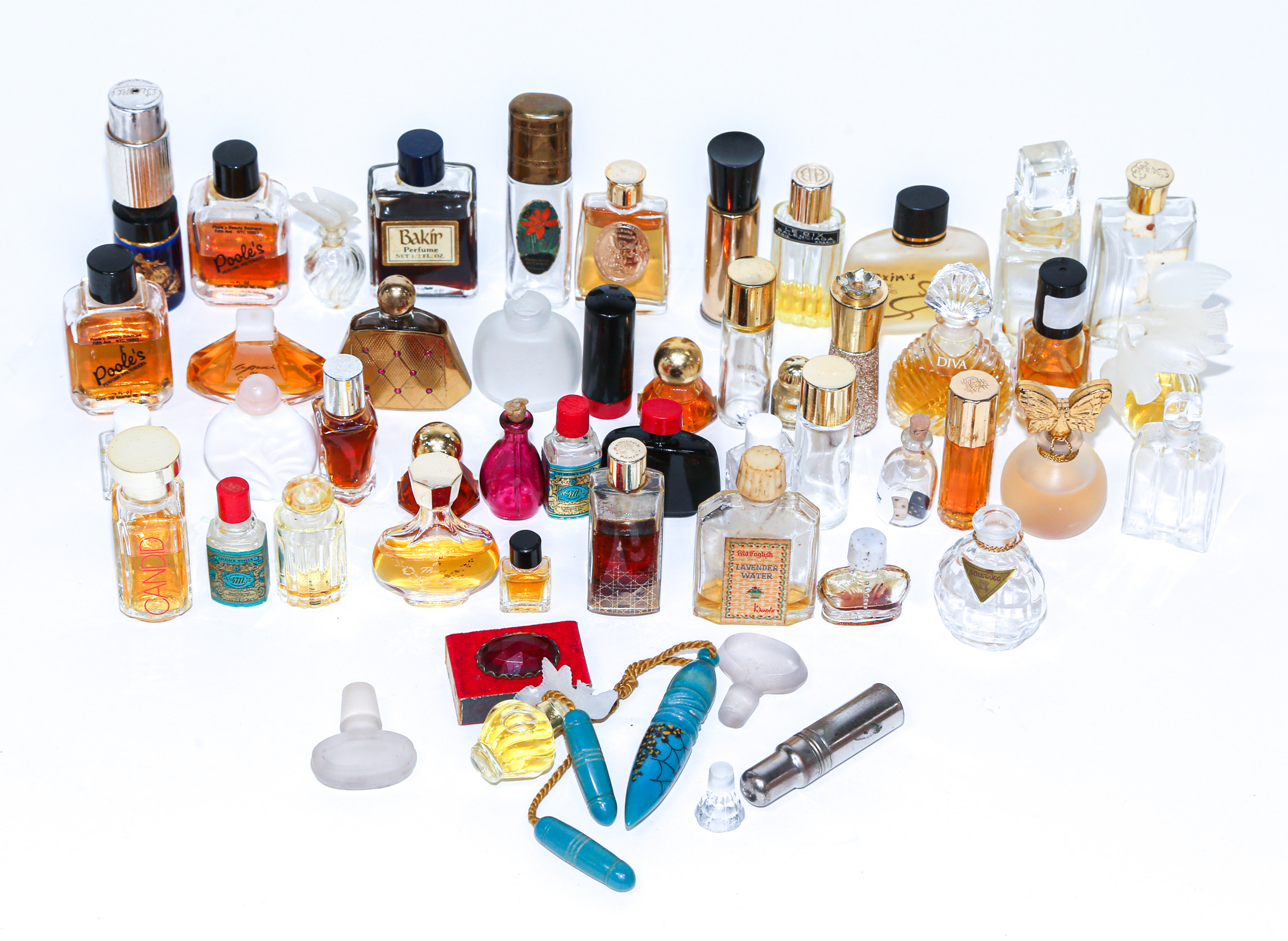 A LARGE ASSORTMENT OF PERFUME BOTTLES 2e8c5c