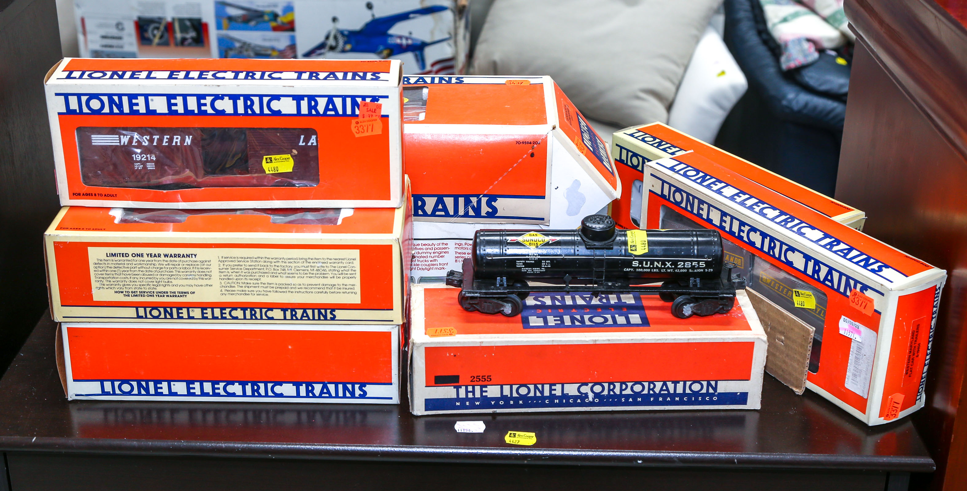 EIGHT LIONEL O GAUGE RAILWAY CARS