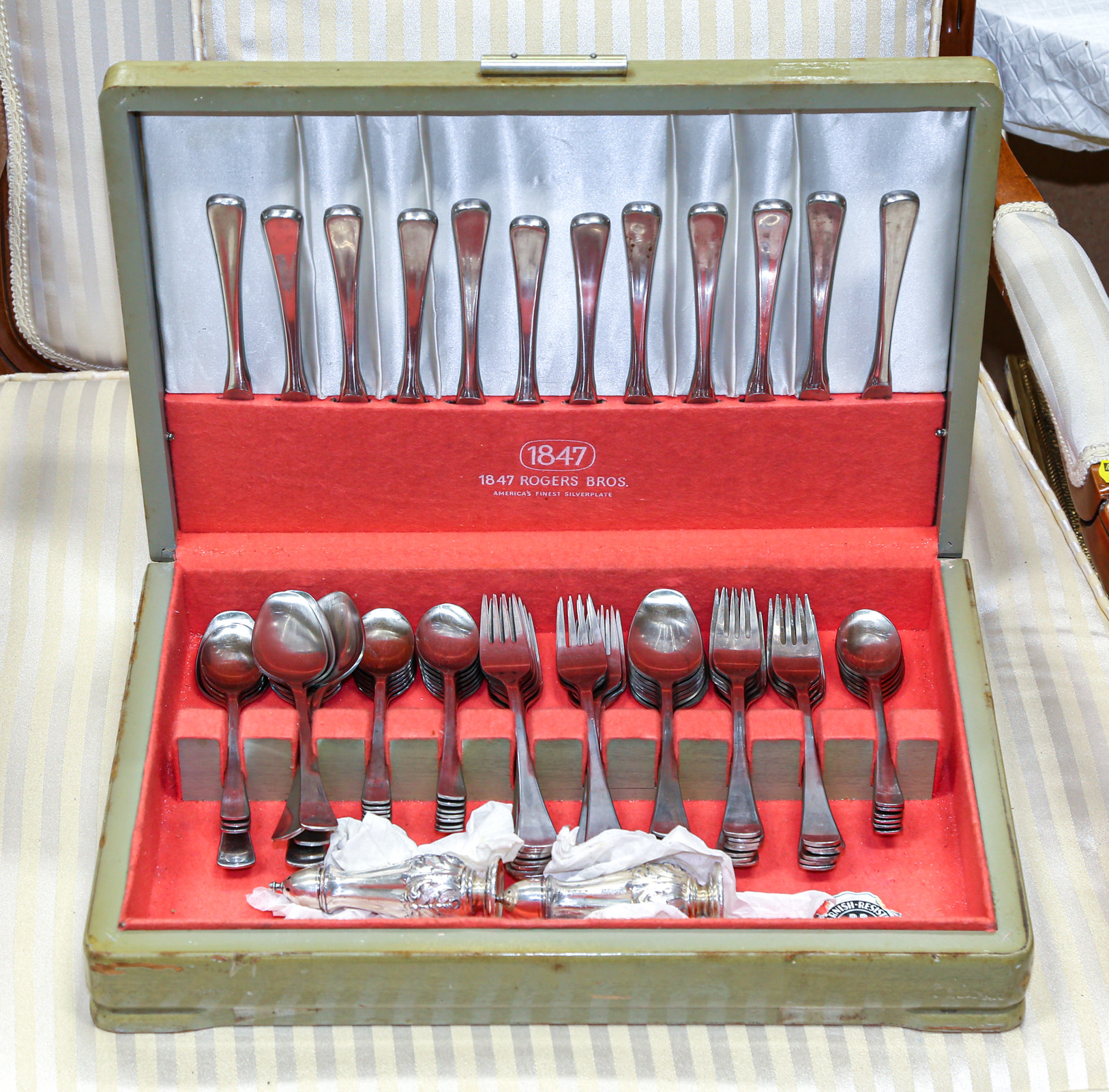 BOXED SET OF STAINLESS FLATWARE  2e8d16