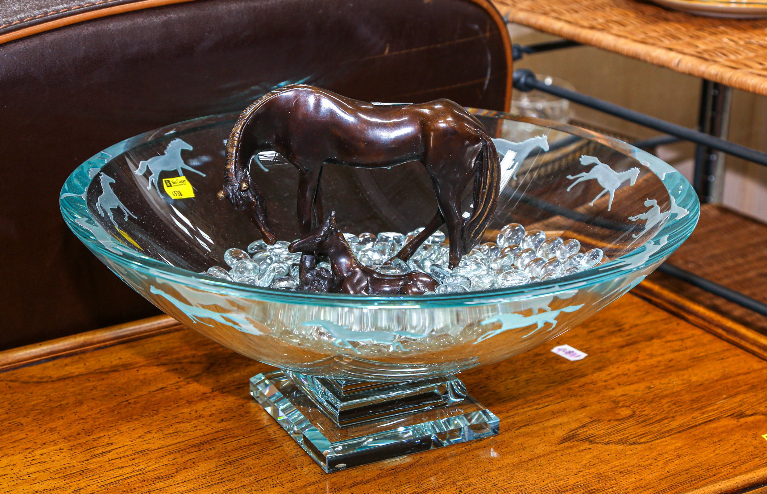 GLASS CENTER BOWL WITH ETCHED HORSE 2e8d39