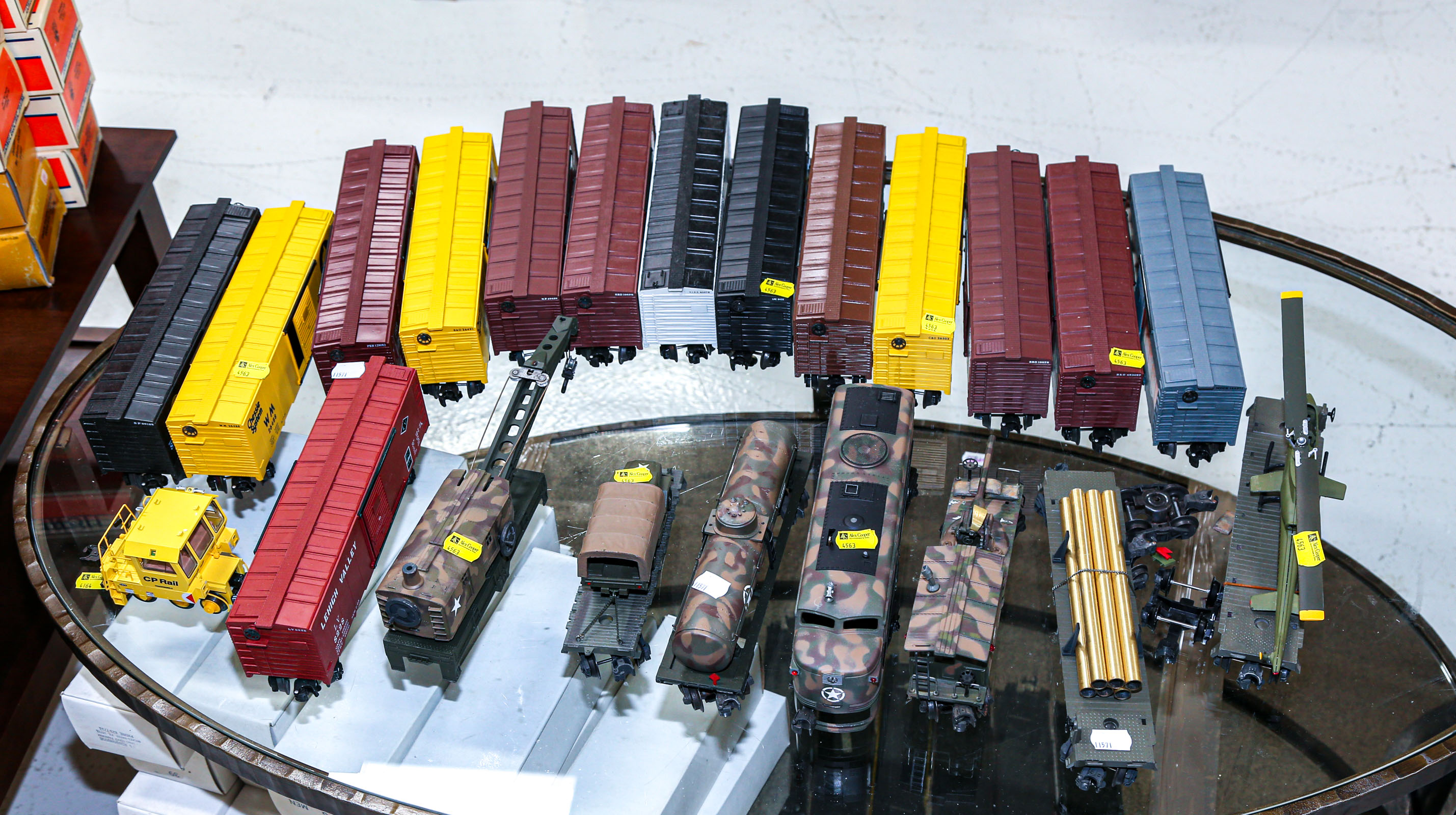 LARGE GROUP OF LIONEL TRAIN CARS