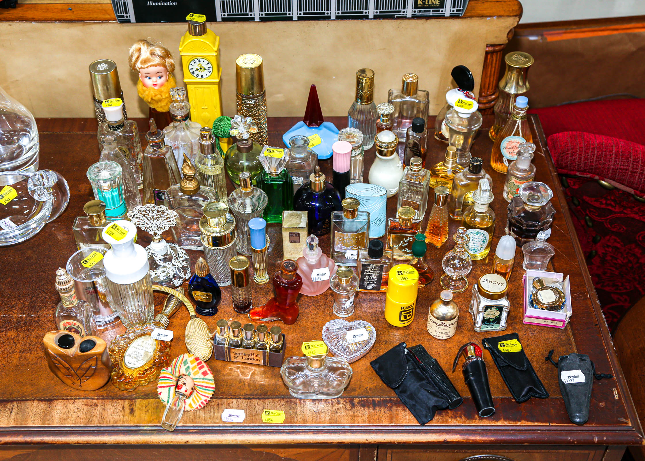 A LARGE SELECTION OF PERFUME BOTTLES