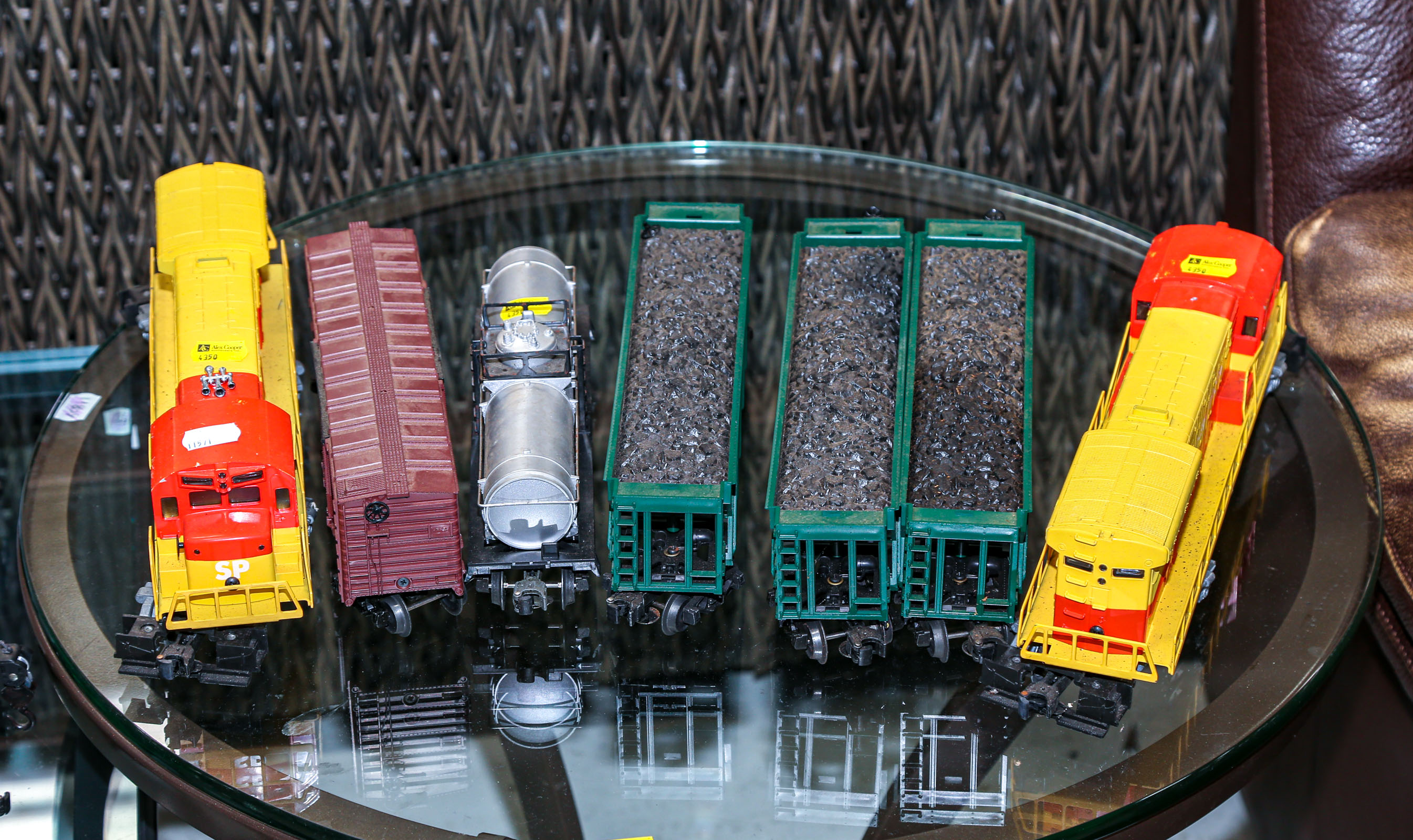 SEVEN LIONEL TRAIN CARS Including 2e8d5a