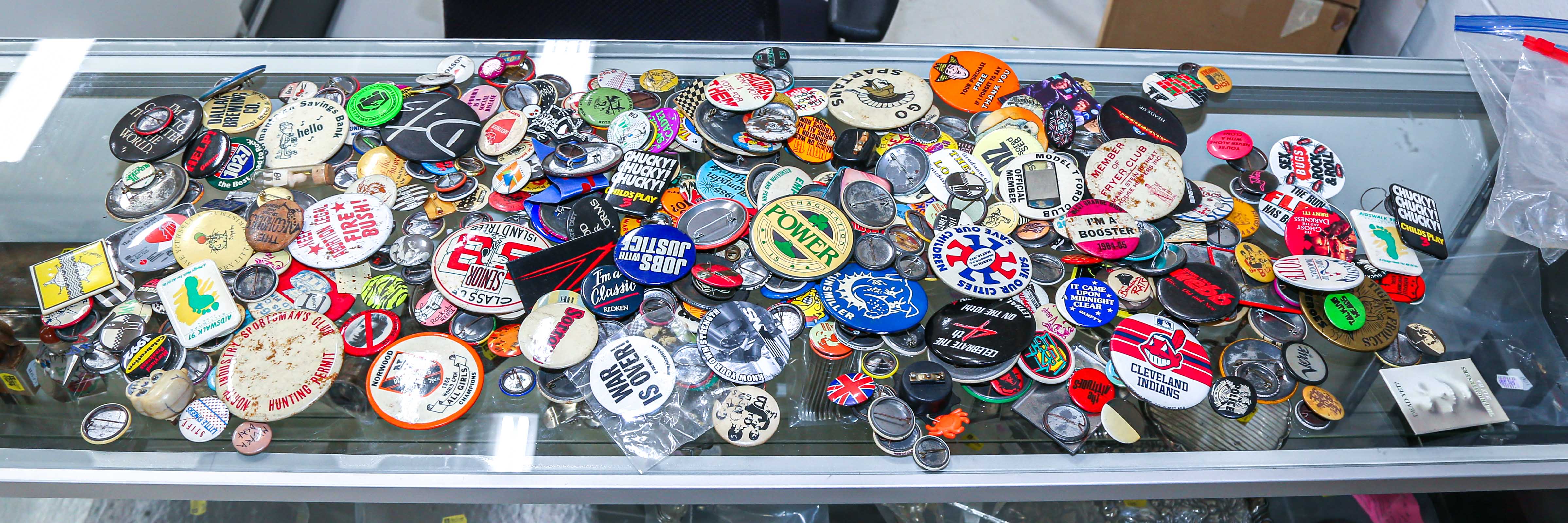 COLLECTION OF PIN BACK BUTTONS 2e8d66