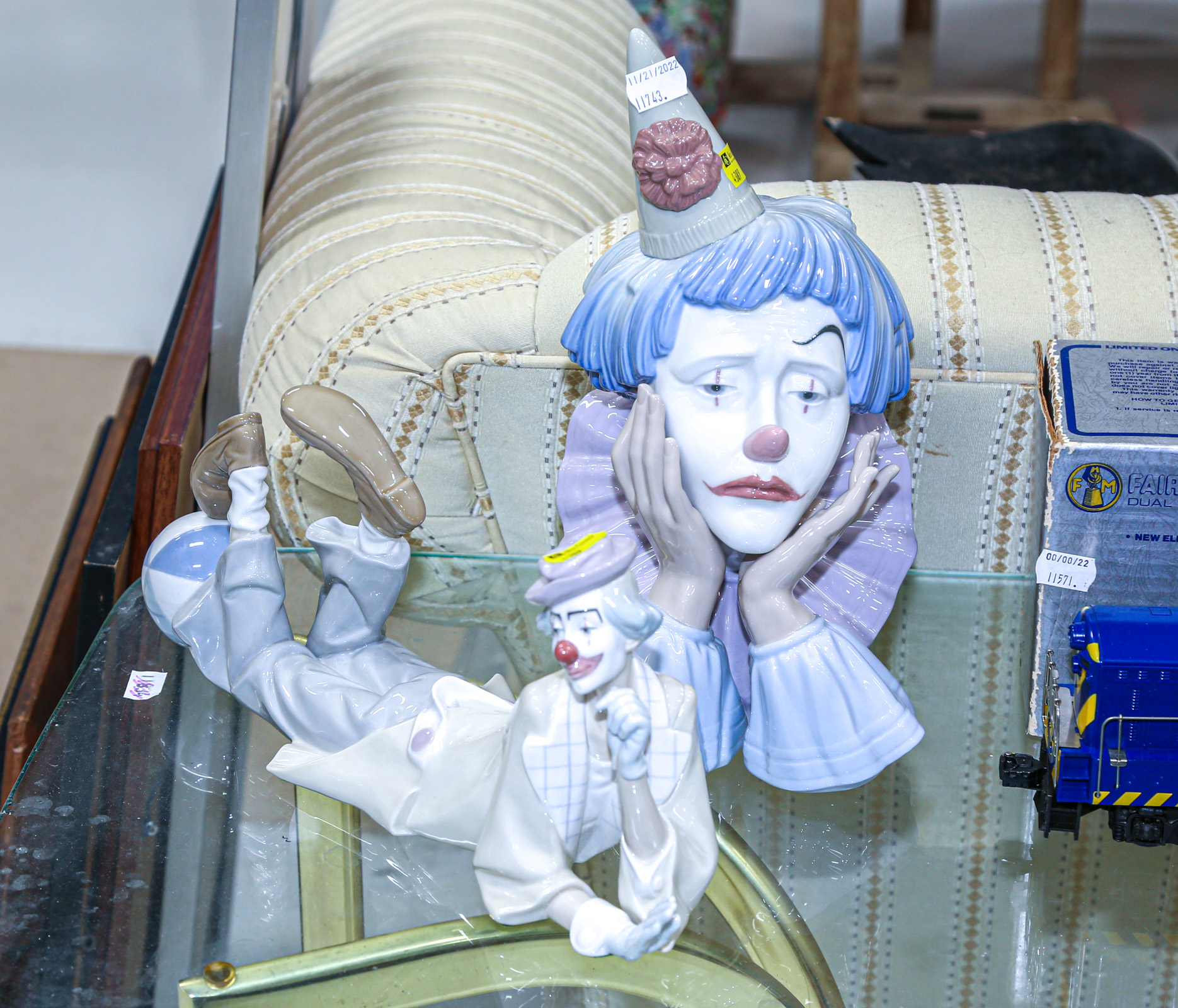 TWO LLADRO CLOWNS Clown with ball  2e8dae