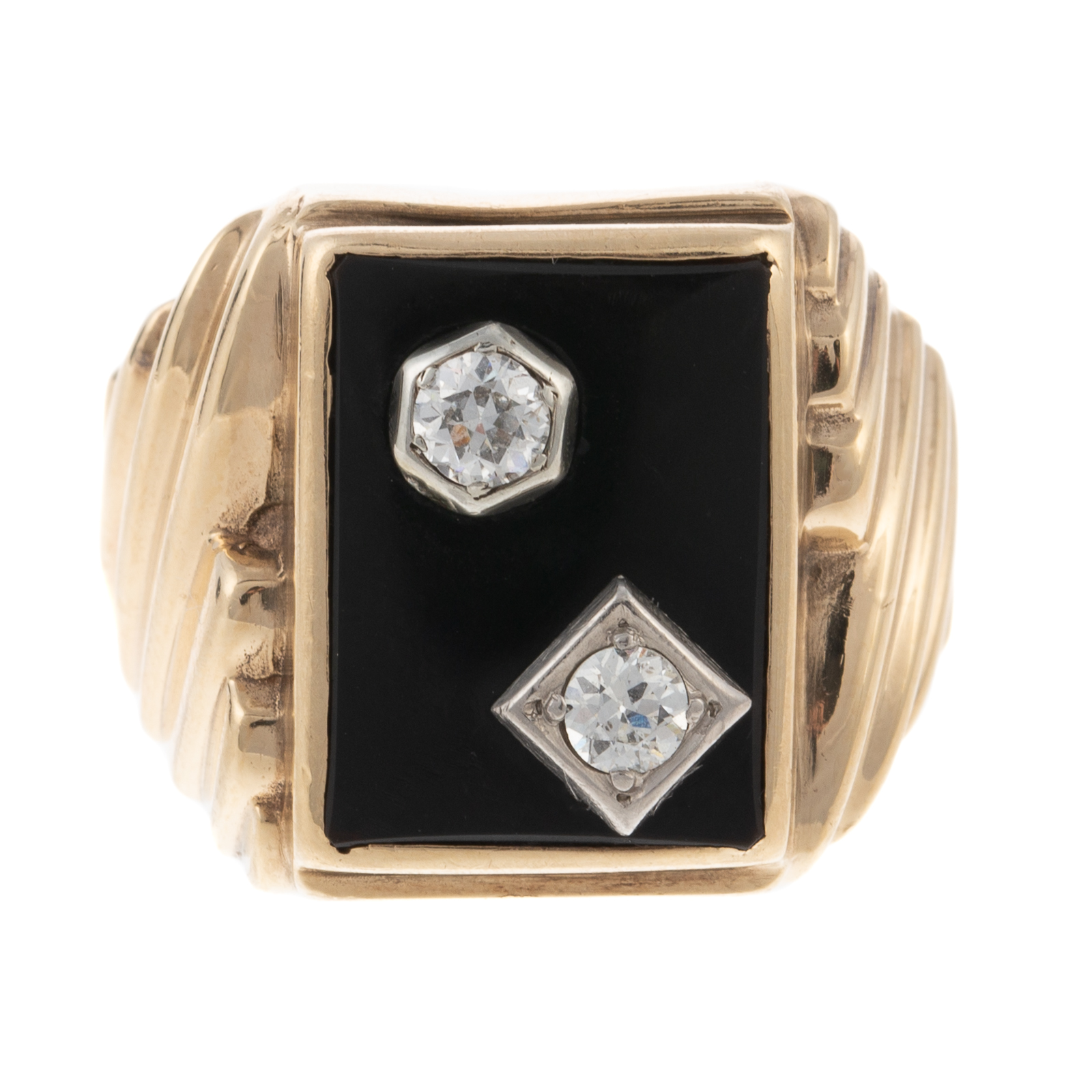 A GENT'S ONYX & DIAMOND RING IN