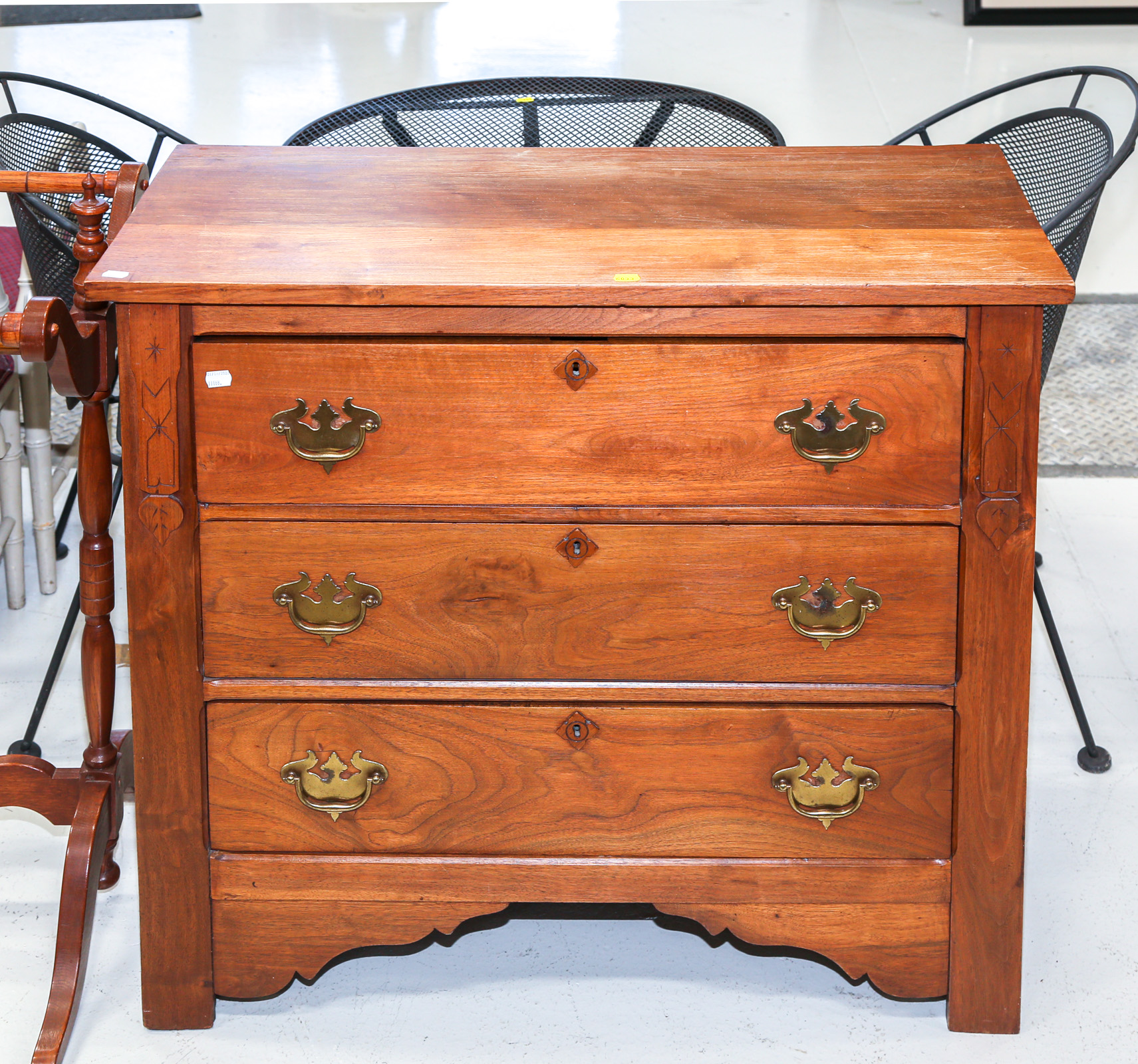 AMERICAN COTTAGE STYLE WALNUT CHEST 2e9200