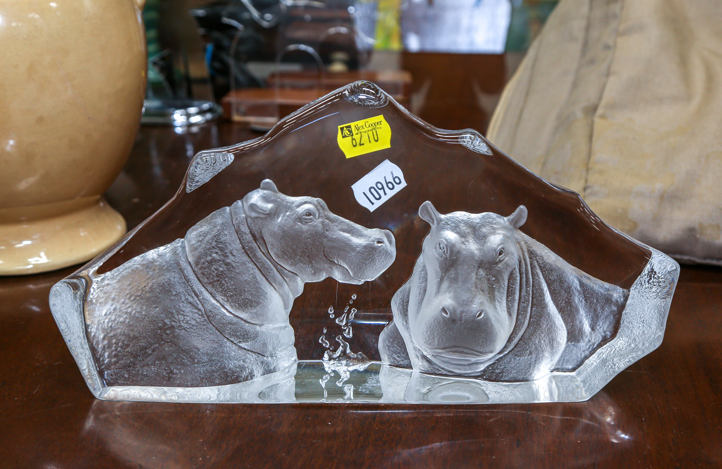 ART GLASS SCULPTURE OF TWO HIPPOS