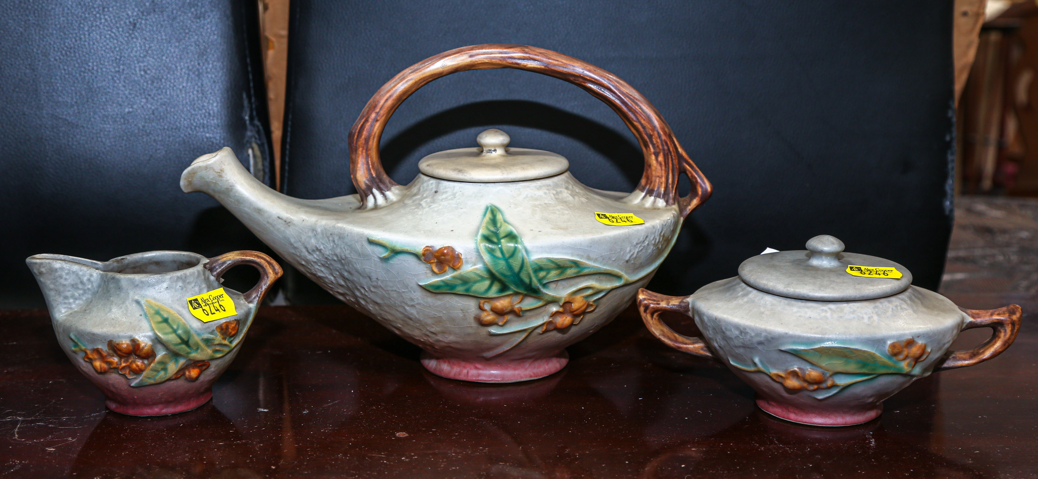 ROSEVILLE TEAPOT WITH CREAMER  2e92b9