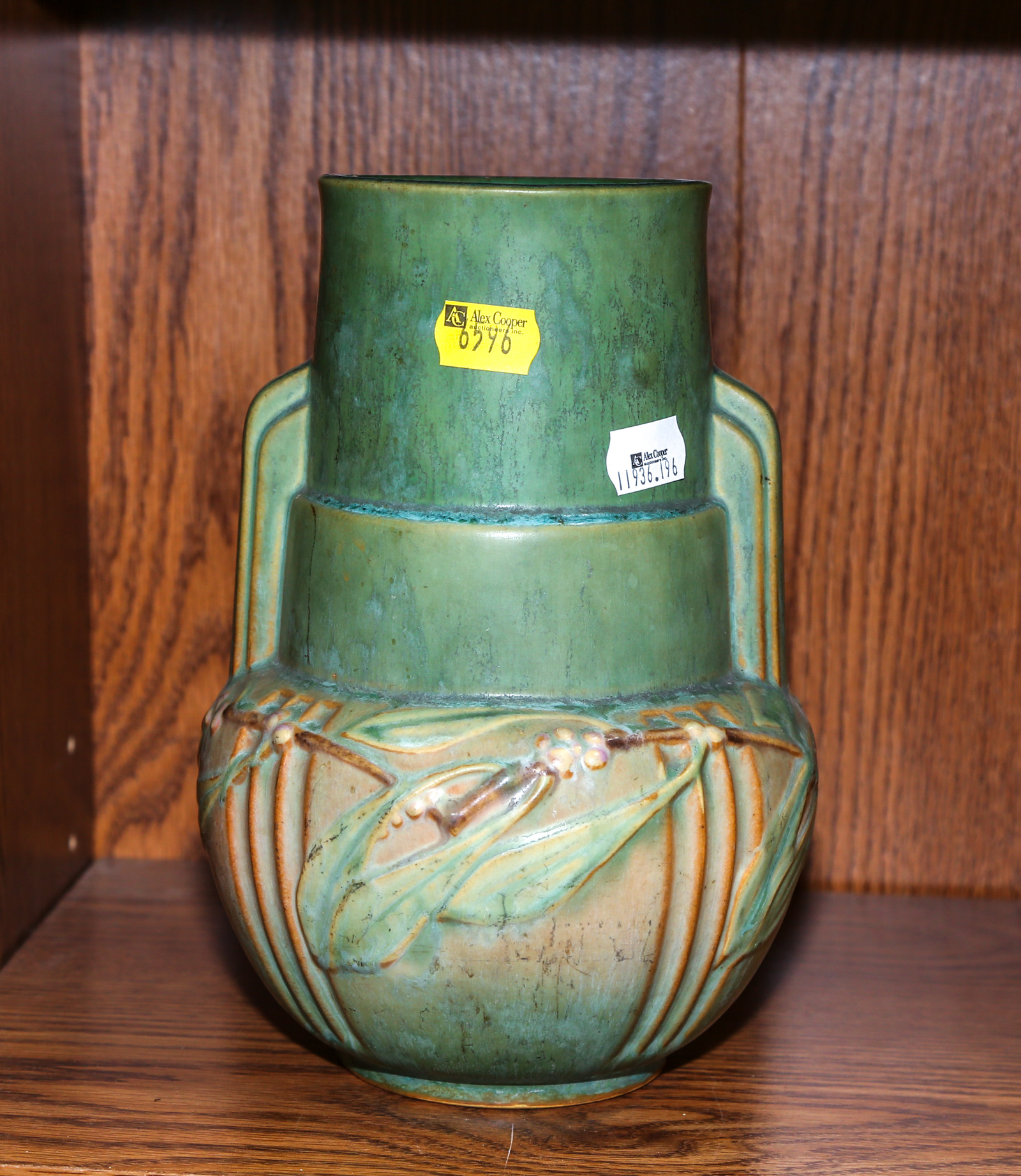 MOLDED AMERICAN ART POTTERY VASE 2e940e