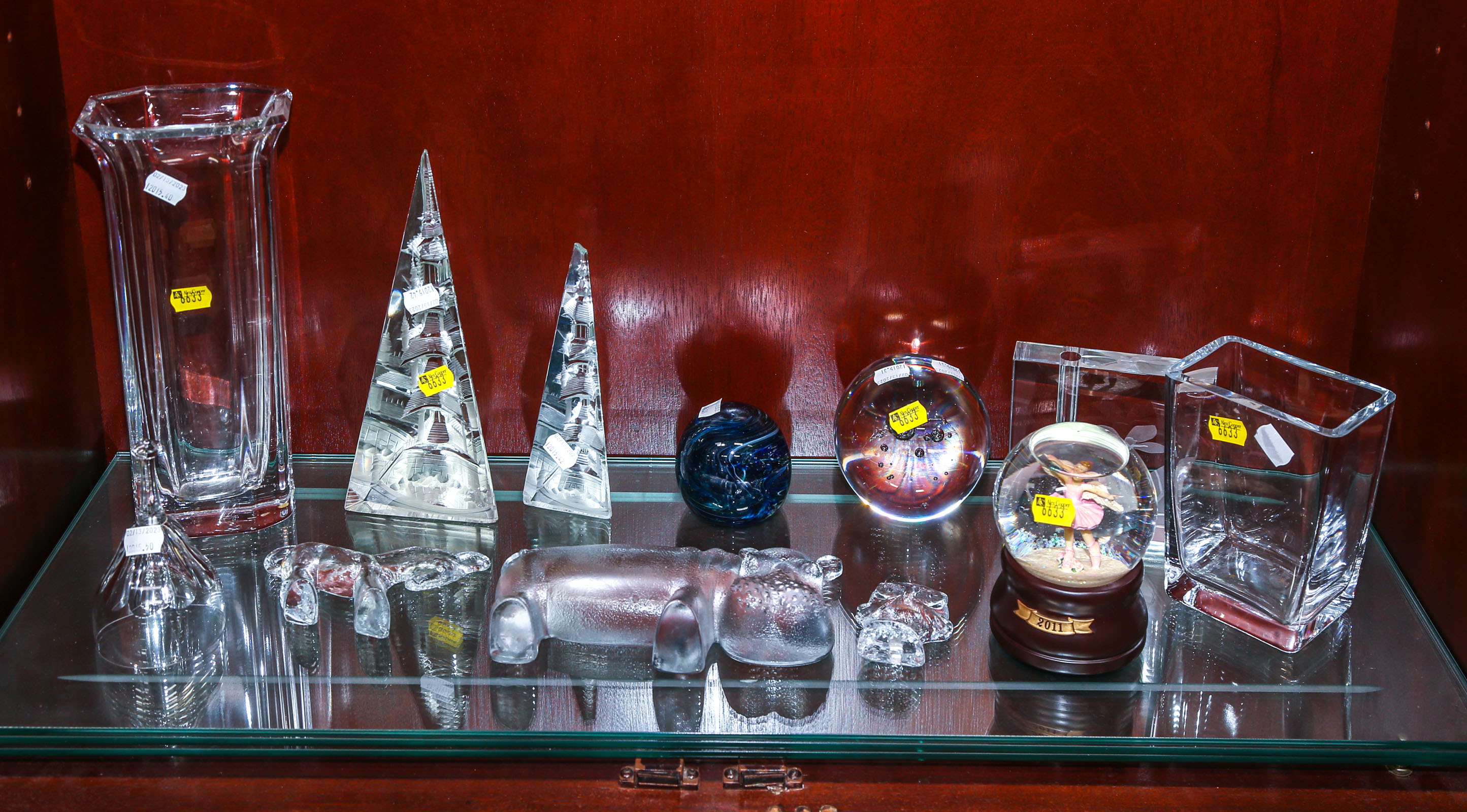 ASSORTMENT OF DECORATIVE GLASSWARE 2e942f