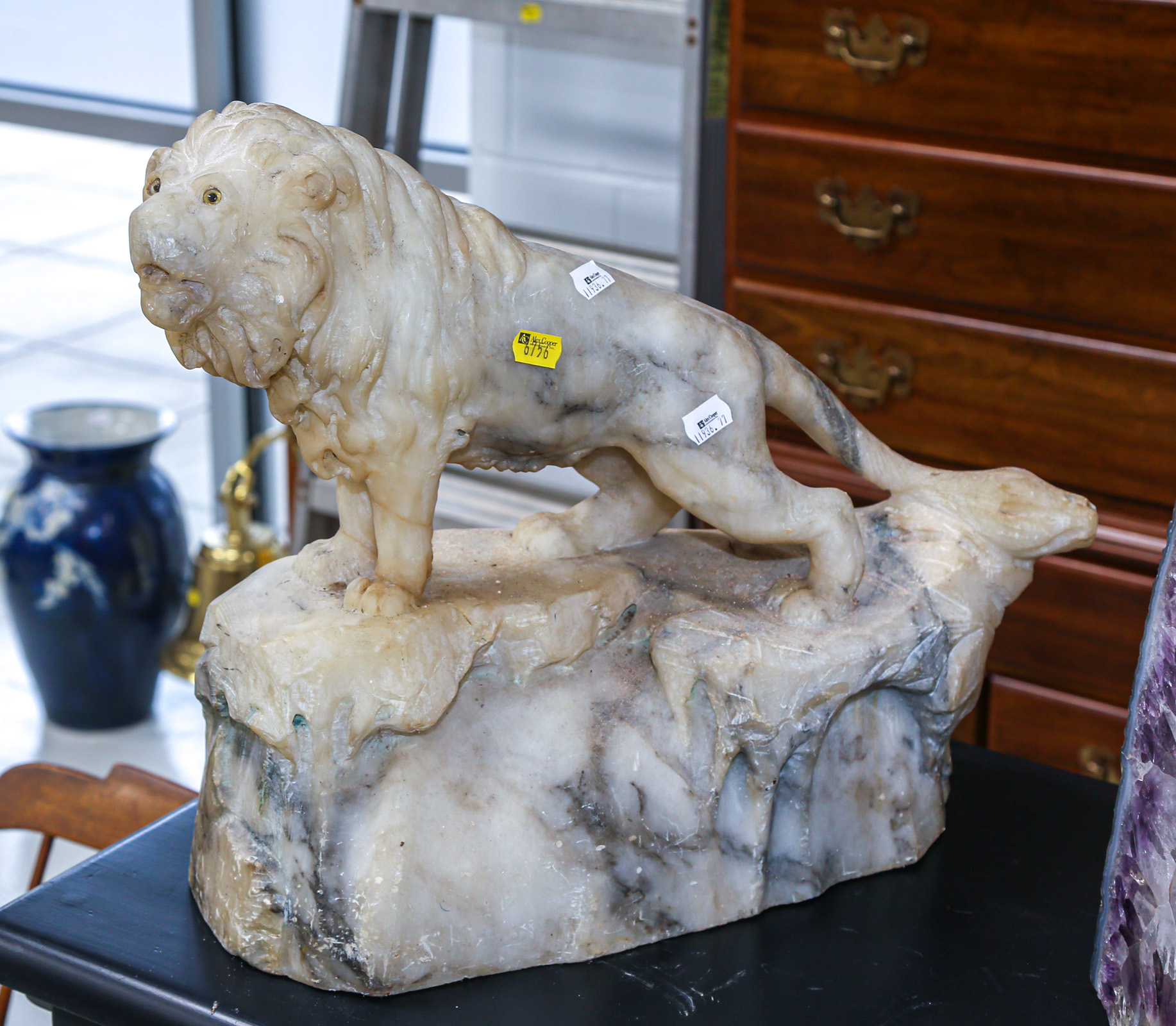 LARGE ALABASTER LION SCULPTURE 2e94a7