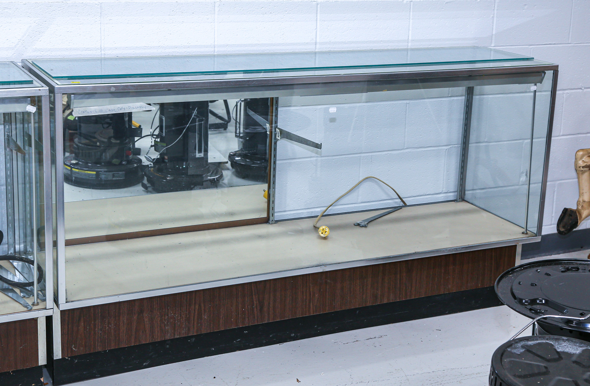 ILLUMINATED GLASS DISPLAY CASE 2e96f6