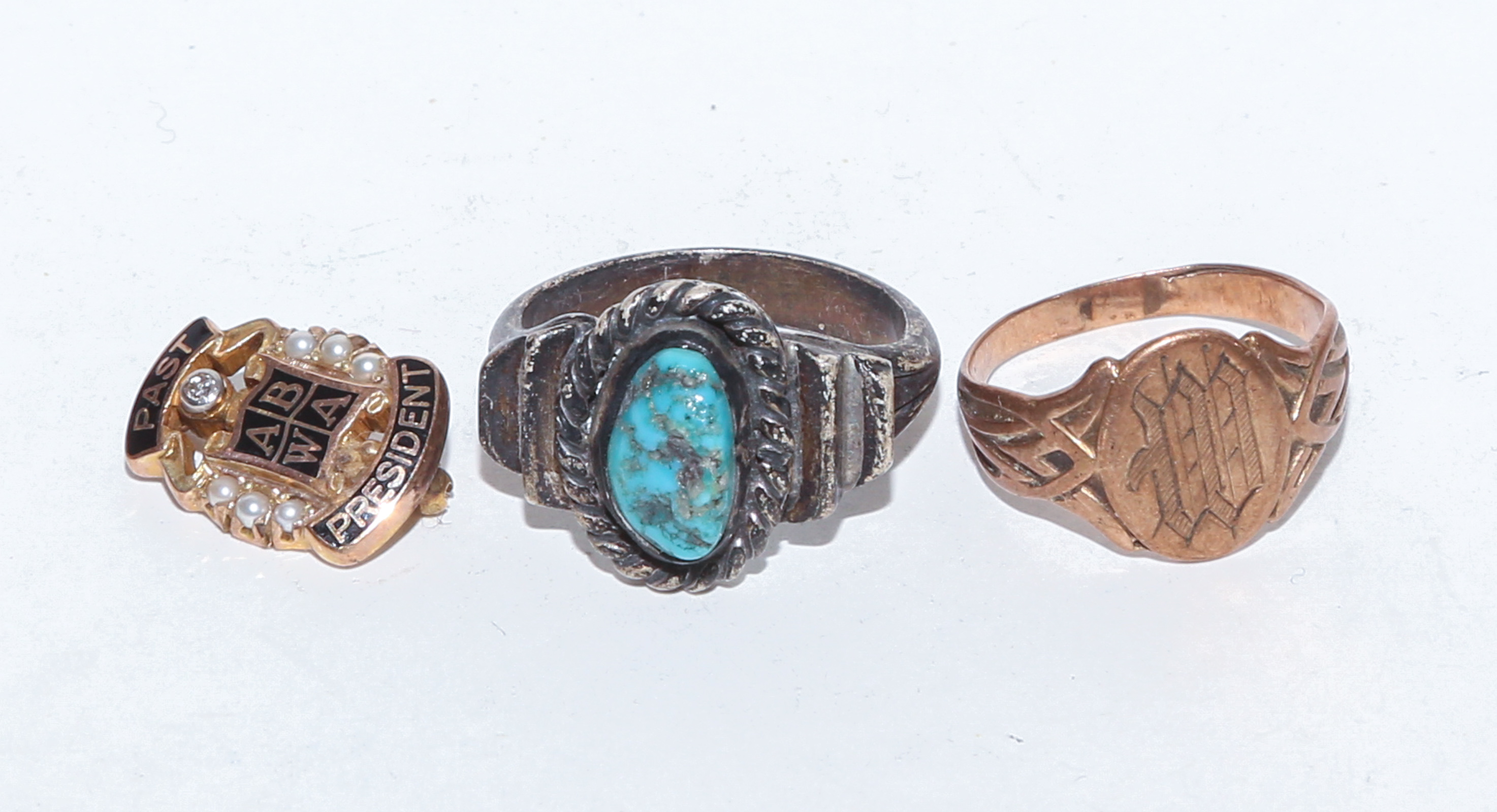 A SILVER TURQUOISE RING & GOLD