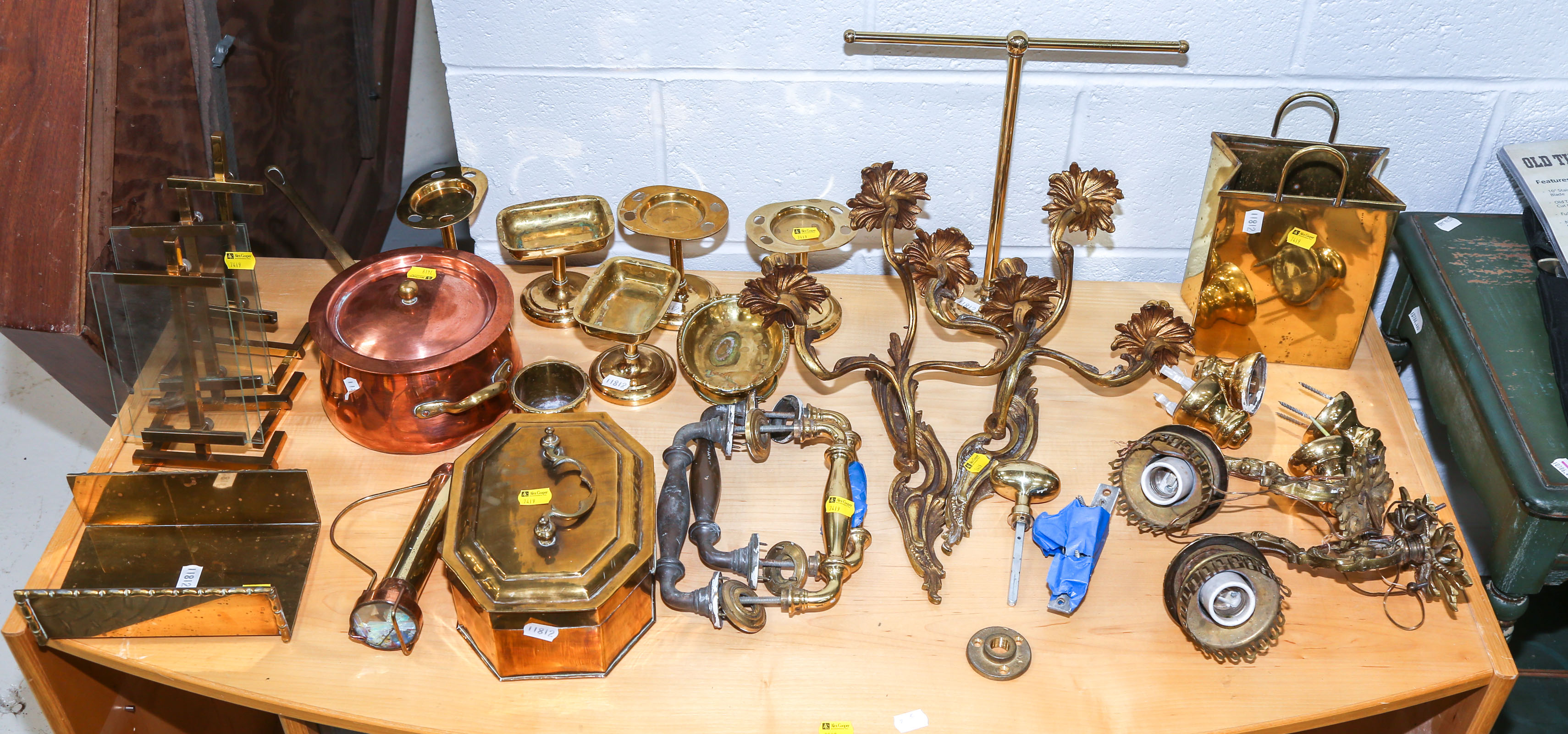 LARGE GROUP OF BRASS & COPPER HARDWARE