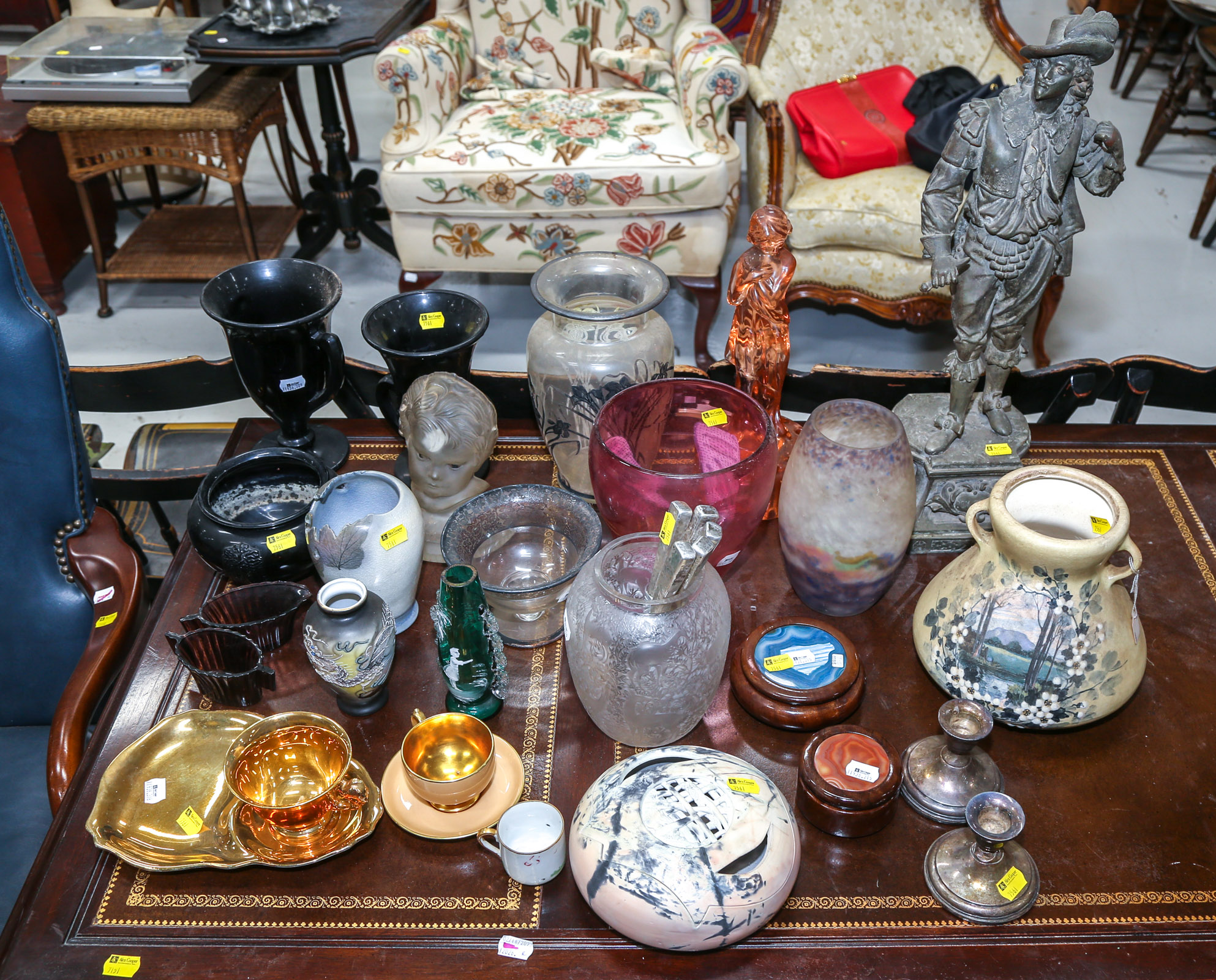 SELECTION OF DECORATIVE & COLLECTIBLE