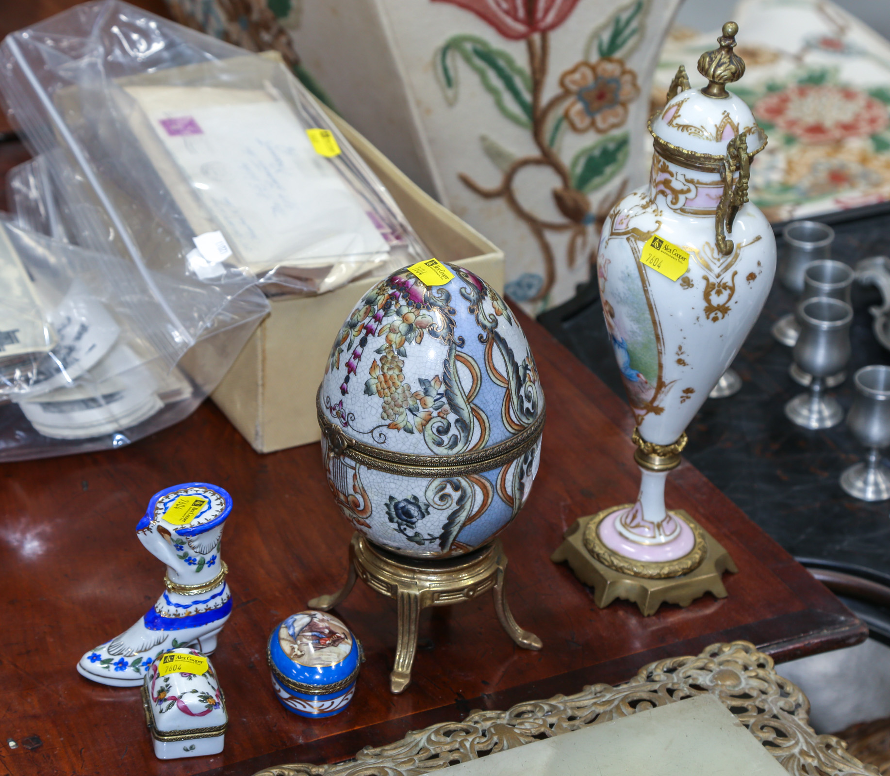 ASSORTMENT OF DECORATIVE PORCELAIN 2e97ef