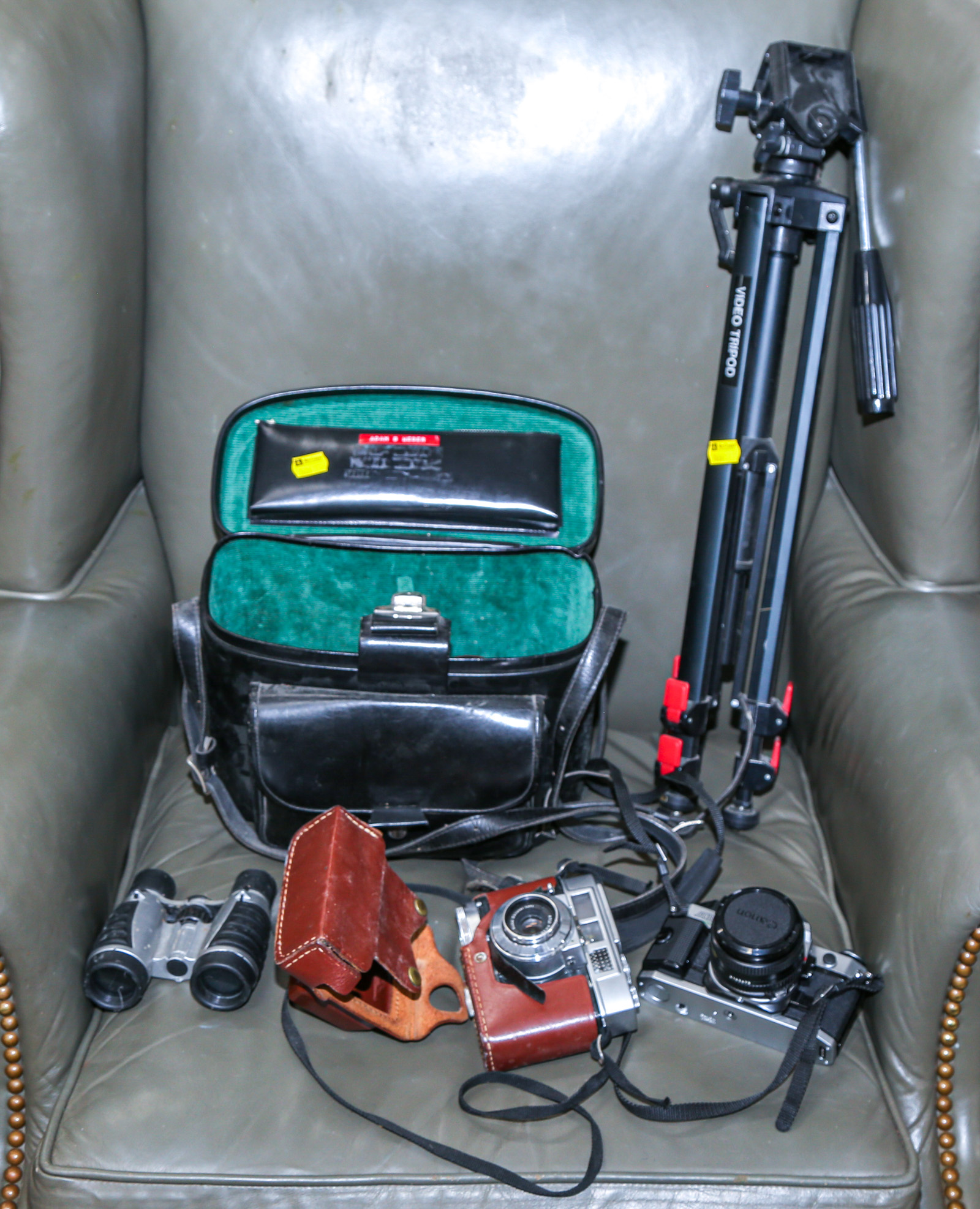 ASSORTED CAMERA ITEMS Including 2e9808