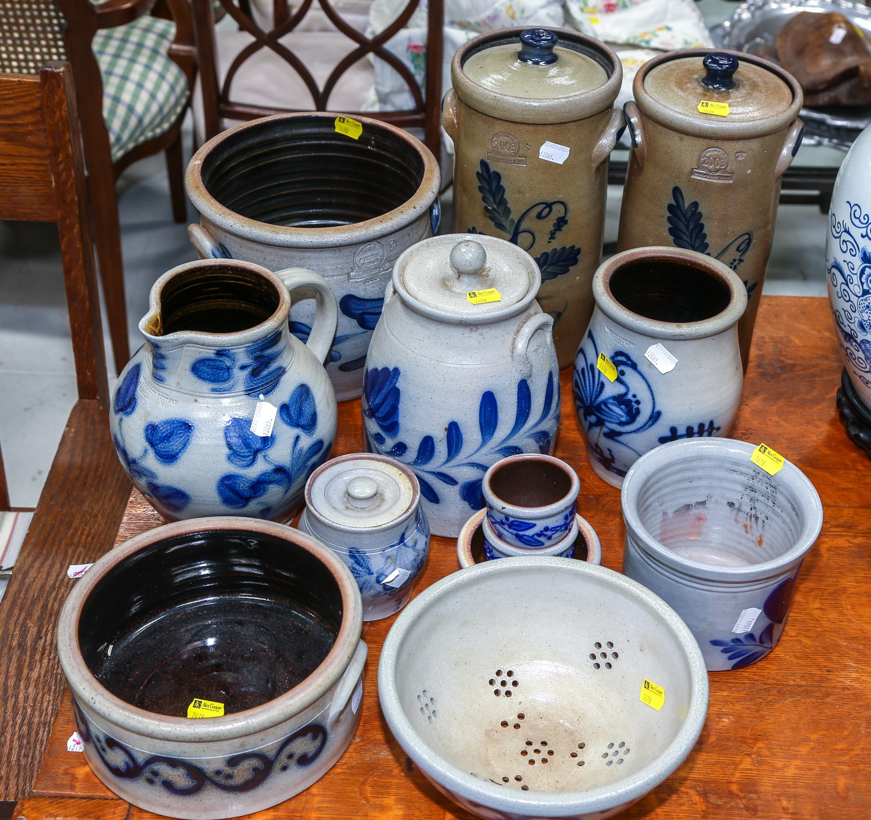 LARGE GROUP OF DECORATIVE STONEWARE