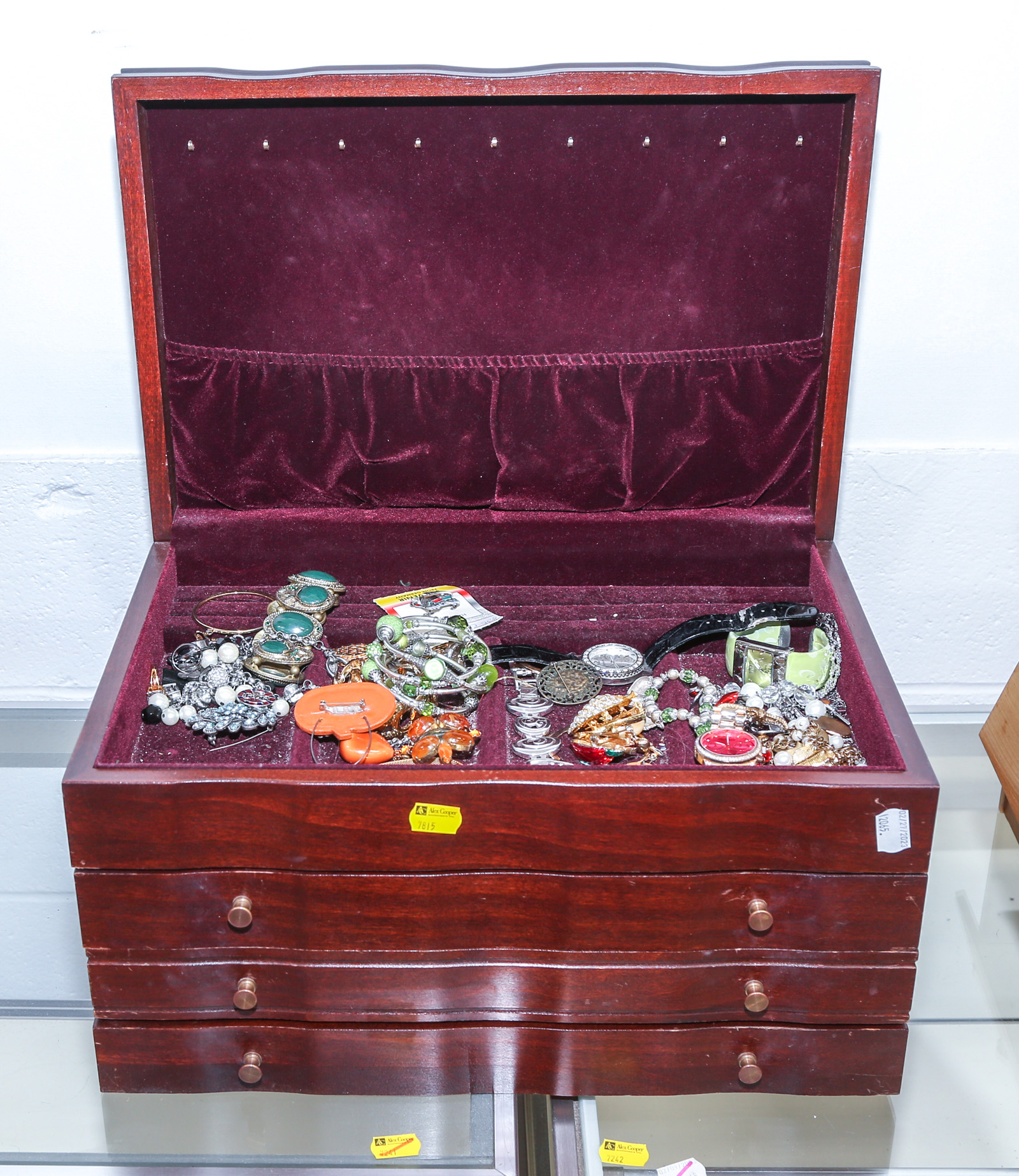 WOOD JEWELRY BOX COSTUME JEWELRY 2e985a