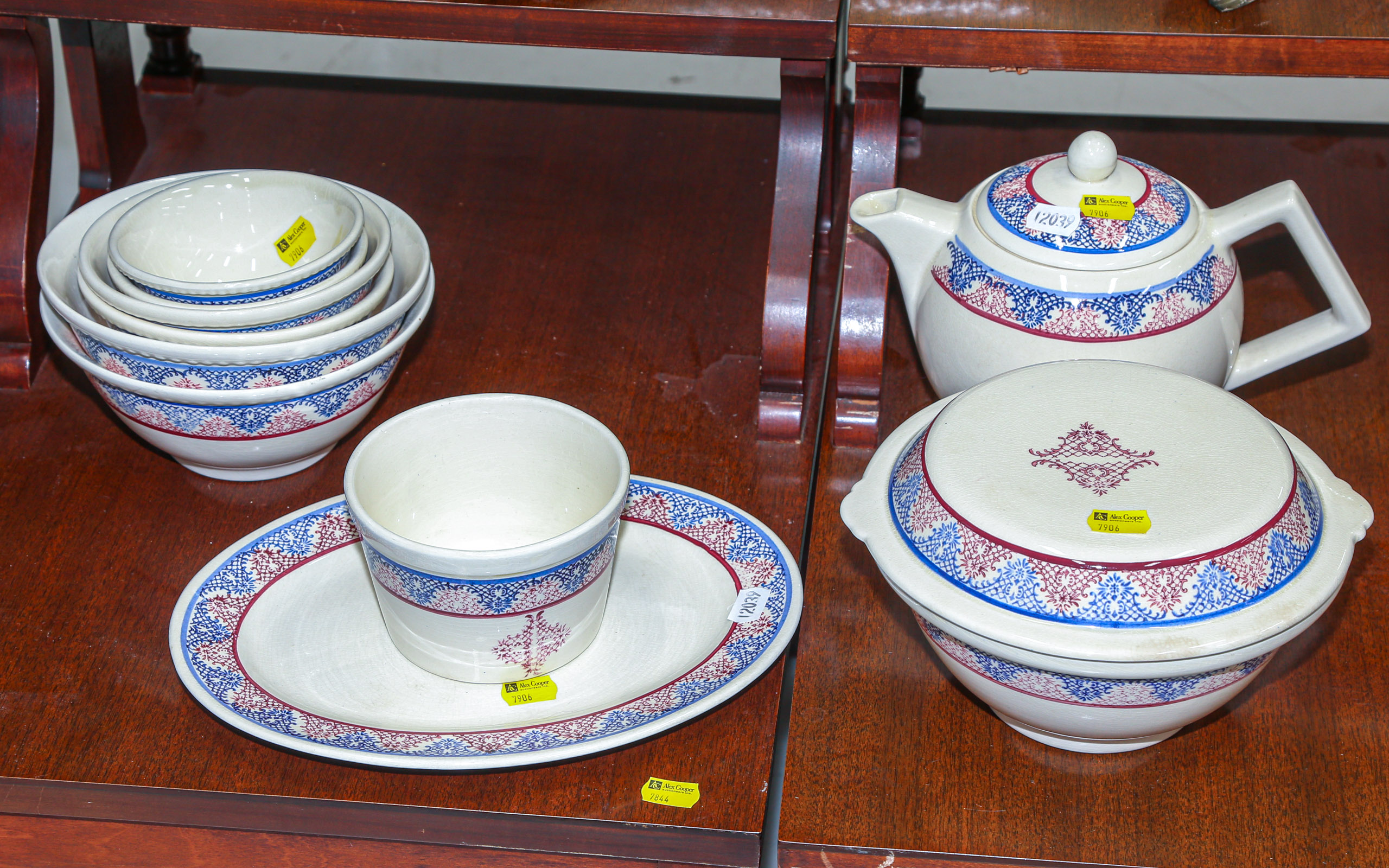 SMALL GROUP OF HAND PAINTED CHINA 2e98b3