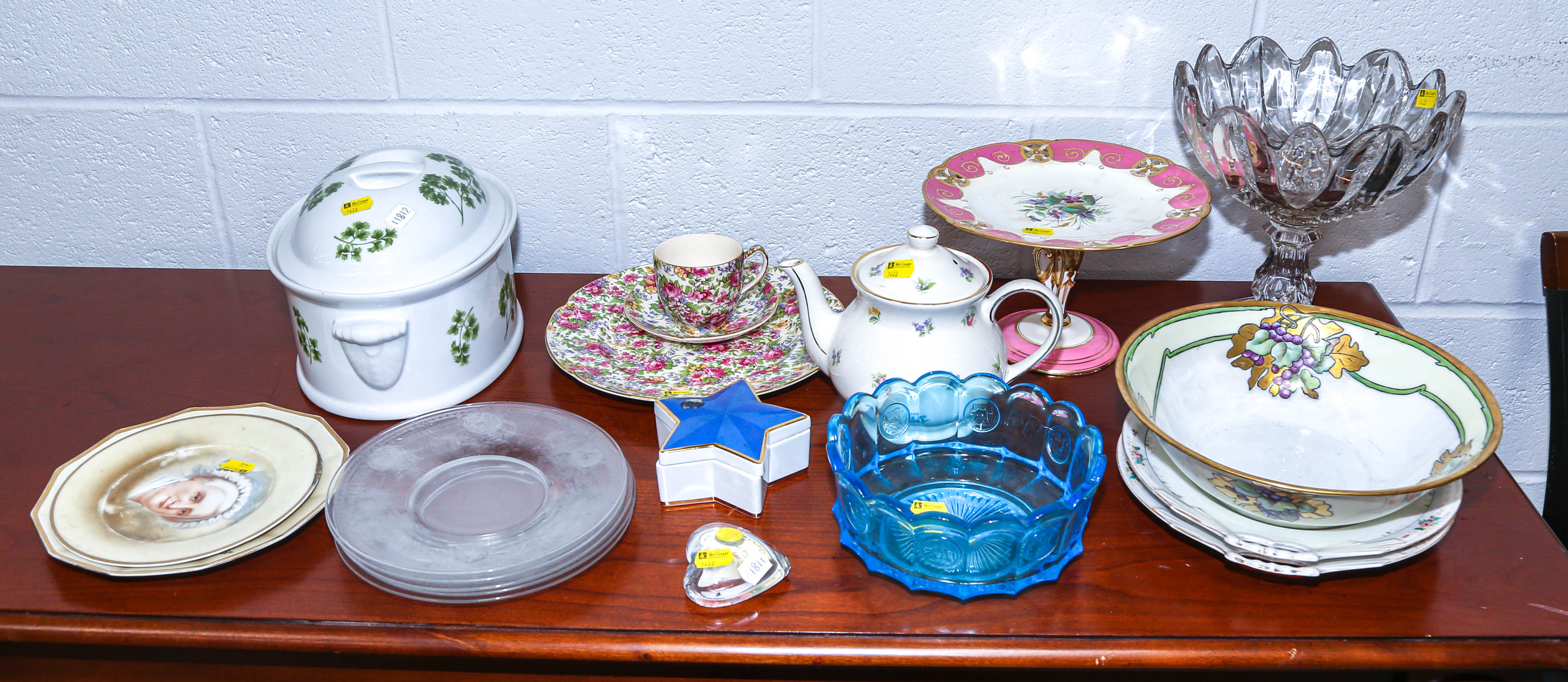 ASSORTED COLLECTIBLE CHINA & GLASSWARE