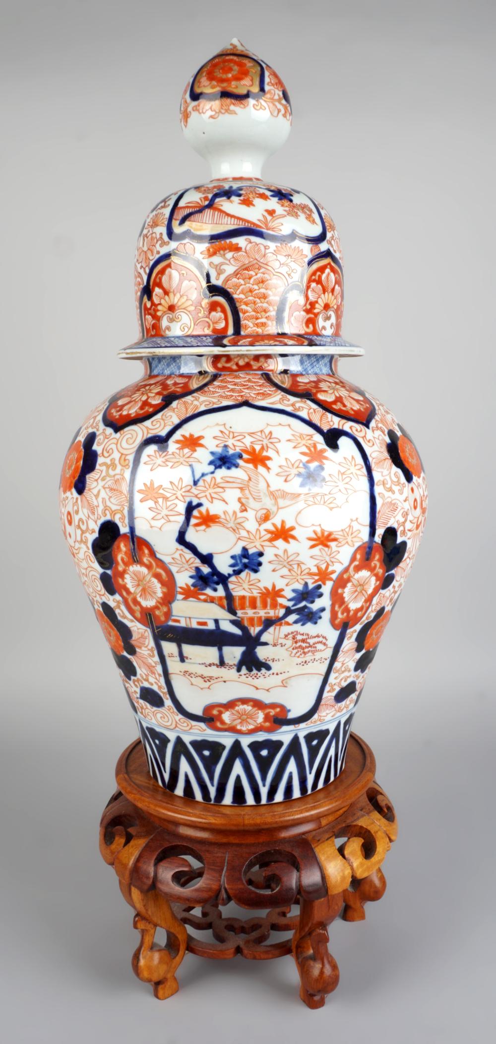 LARGE JAPANESE IMARI JAR AND COVER  2ec12e