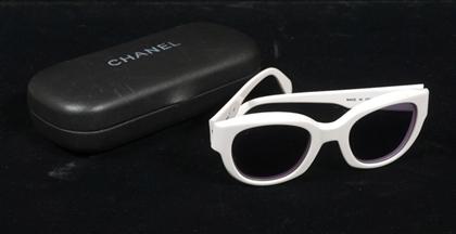 White Chanel sunglasses Wayfarer  4acee