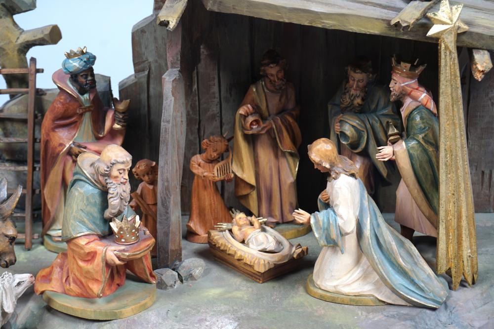 WOODEN CRECHE NATIVITY SCENE WITH