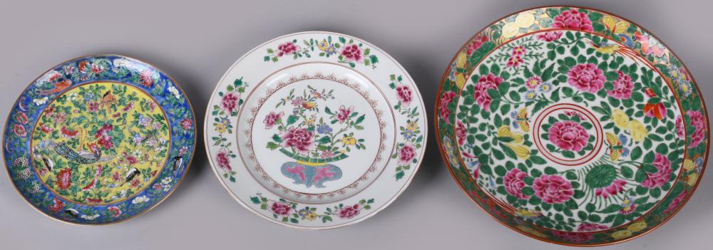 THREE CHINESE EXPORT FAMILLE ROSE DISHES,