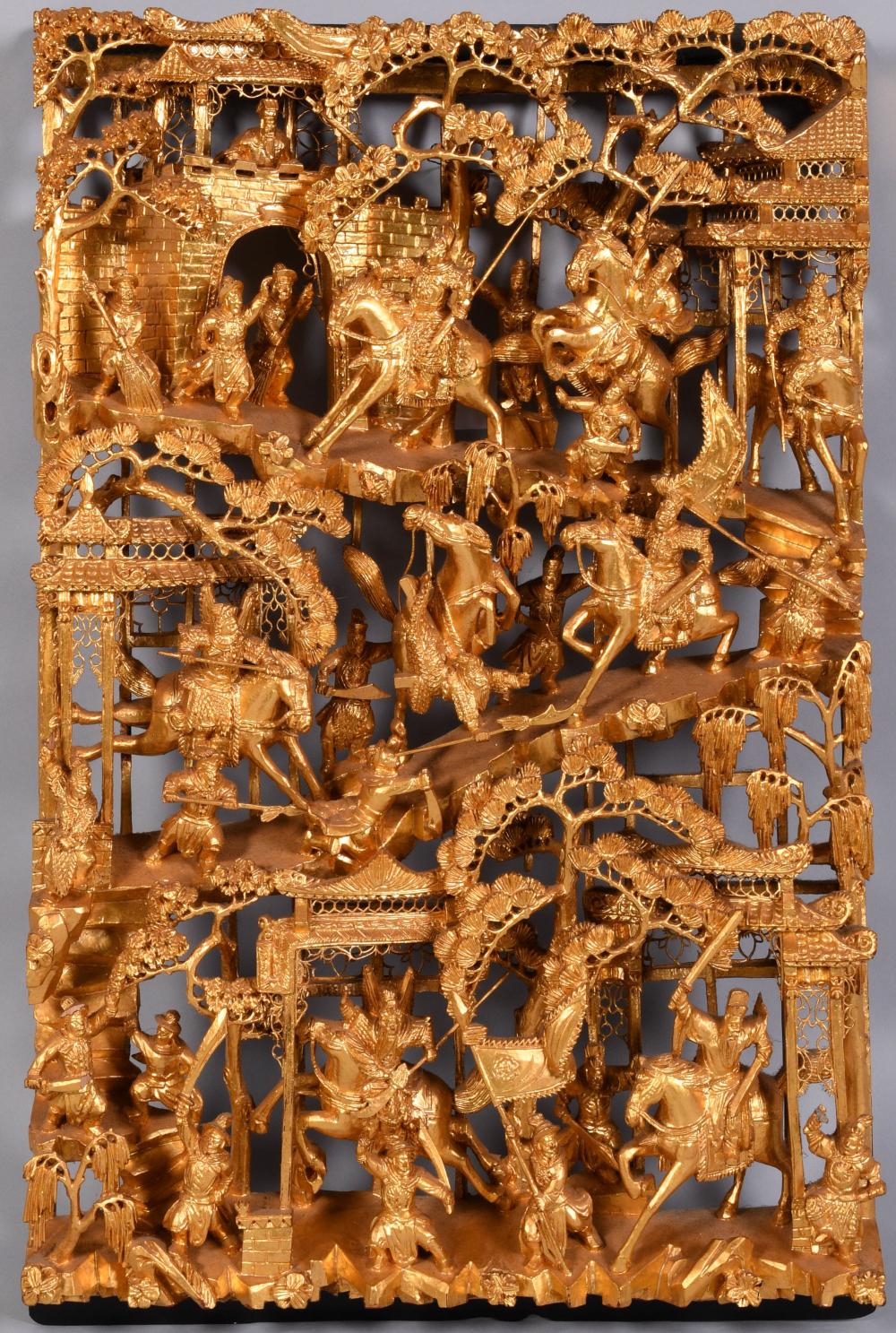 CHINESE GILTWOOD CARVING OF A BATTLE 2ec269