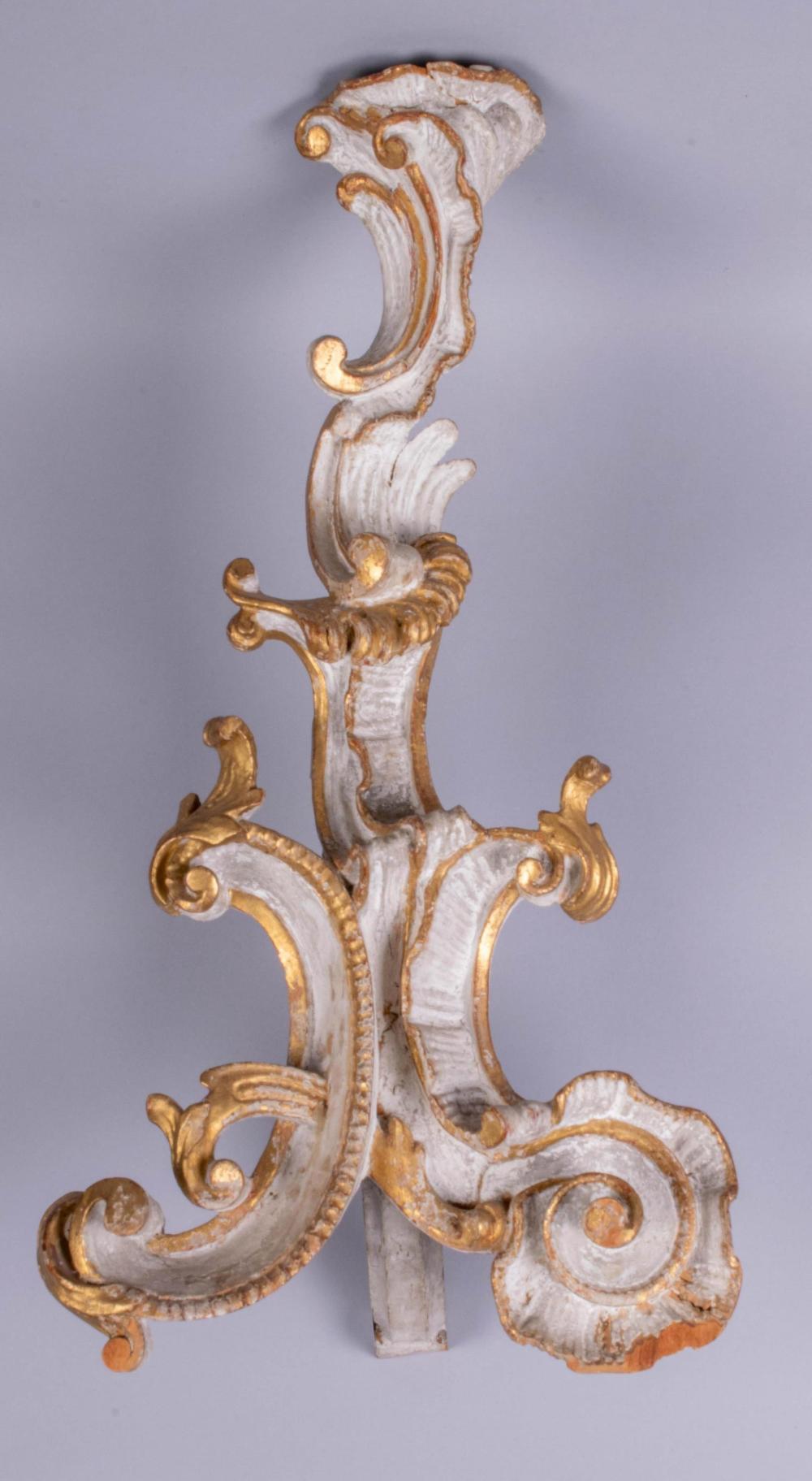CARVED WHITE PAINTED AND GILT CARTOUCHE SHAPED 2ec4fe