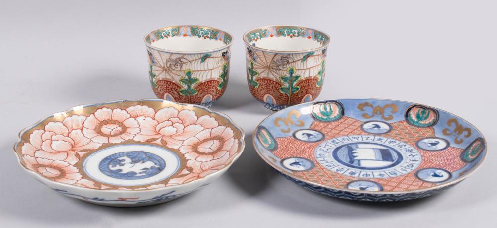 TWO JAPANESE IMARI PLATES AND A 2ec68b