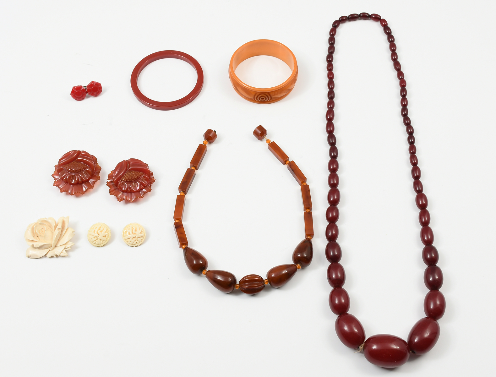 8PC BAKELITE JEWELRY This lot 2ecbdd